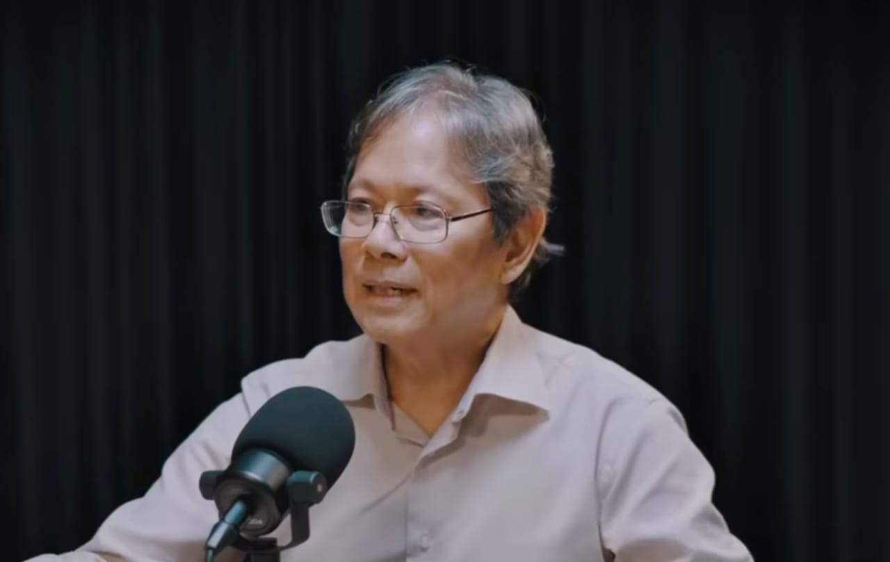 Anthony Budiawan buka suara mengenai kebijakan tegas impor baju bekas Menkeu Purbaya. (YouTube/Bambang Widjojanto)