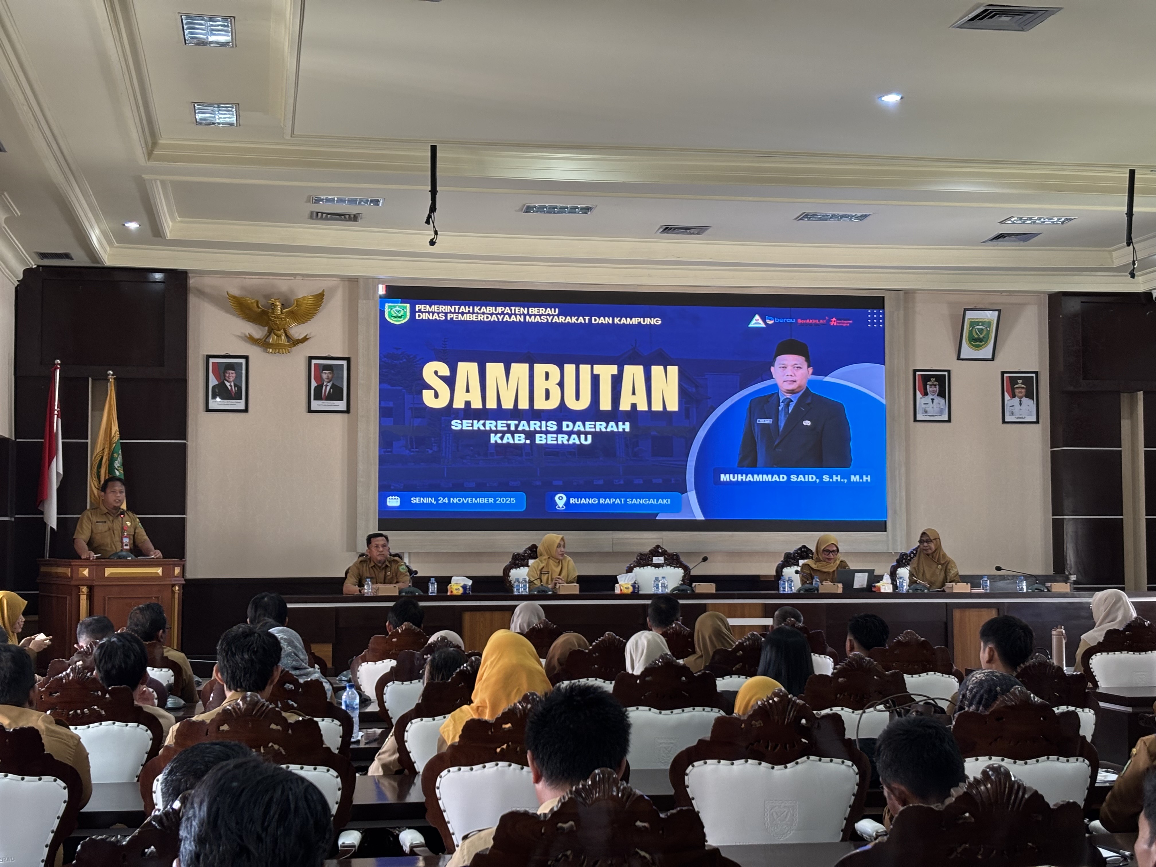HARUS DITATA: Sejumlah aparatur kampung mengikuti pelatihan pengelolaan aset yang digelar di Ruang Sangalaki Setkab Berau, Senin (24/11). (IZZA/BP)