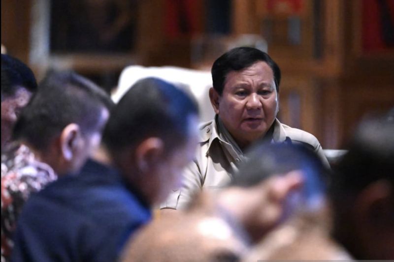 Presiden Prabowo Subianto memimpin rapat terbatas di kediamannya kawasan Hambalang, Kabupaten Bogor, Jawa Barat, Minggu (23/11). (SEKRETARIAN KEPRESIDENAN)
