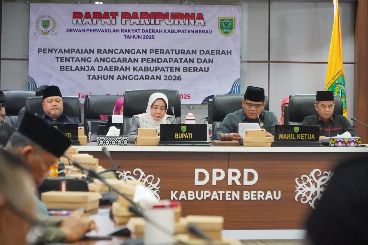 PARIPURNA: Penyampaian Raperda tentang APBD Kabupaten Berau Tahun Anggaran 2026, di Ruang Rapat Gabungan Komisi DPRD Berau, Senin (24/11). (IZZA/BP)