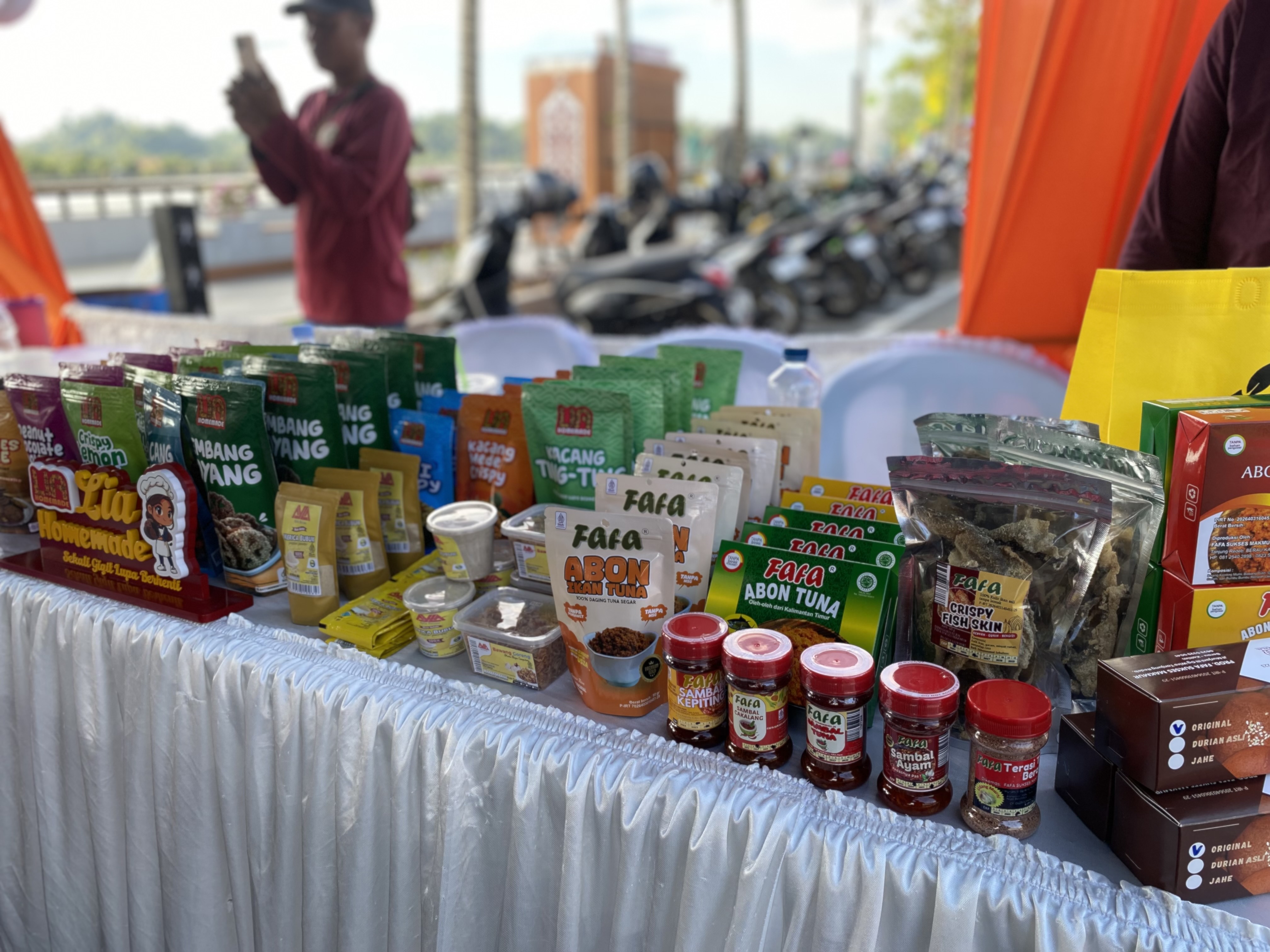 TINGKATKAN KUALITAS: Pengembangan produk UMKM di Berau, melalui berbagai program pembinaan juga harus diiringi peningkatan kualitas produksi. (SENO/BP)