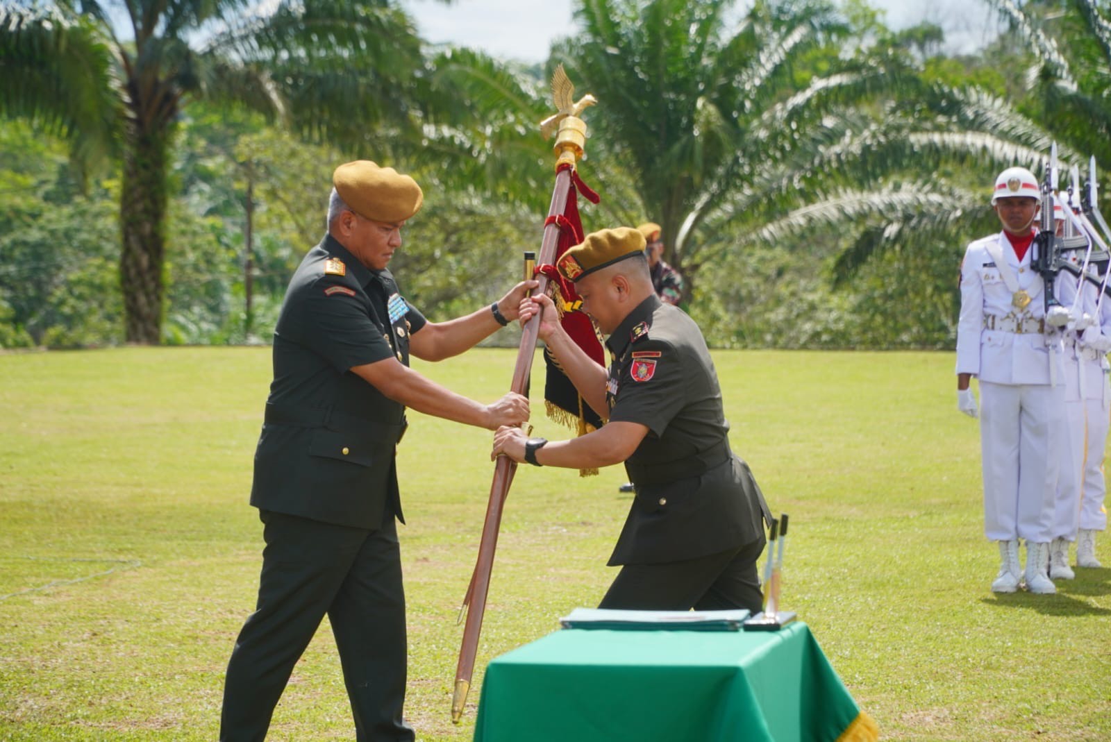 SERTIJAB: Letkol Arm Benny Budiman, menyerahkan pataka kepada Letkol Arm Krisno Sutejo Maulani Tanimba. (PROKOPIM BERAU UNTUK BERAU POST)