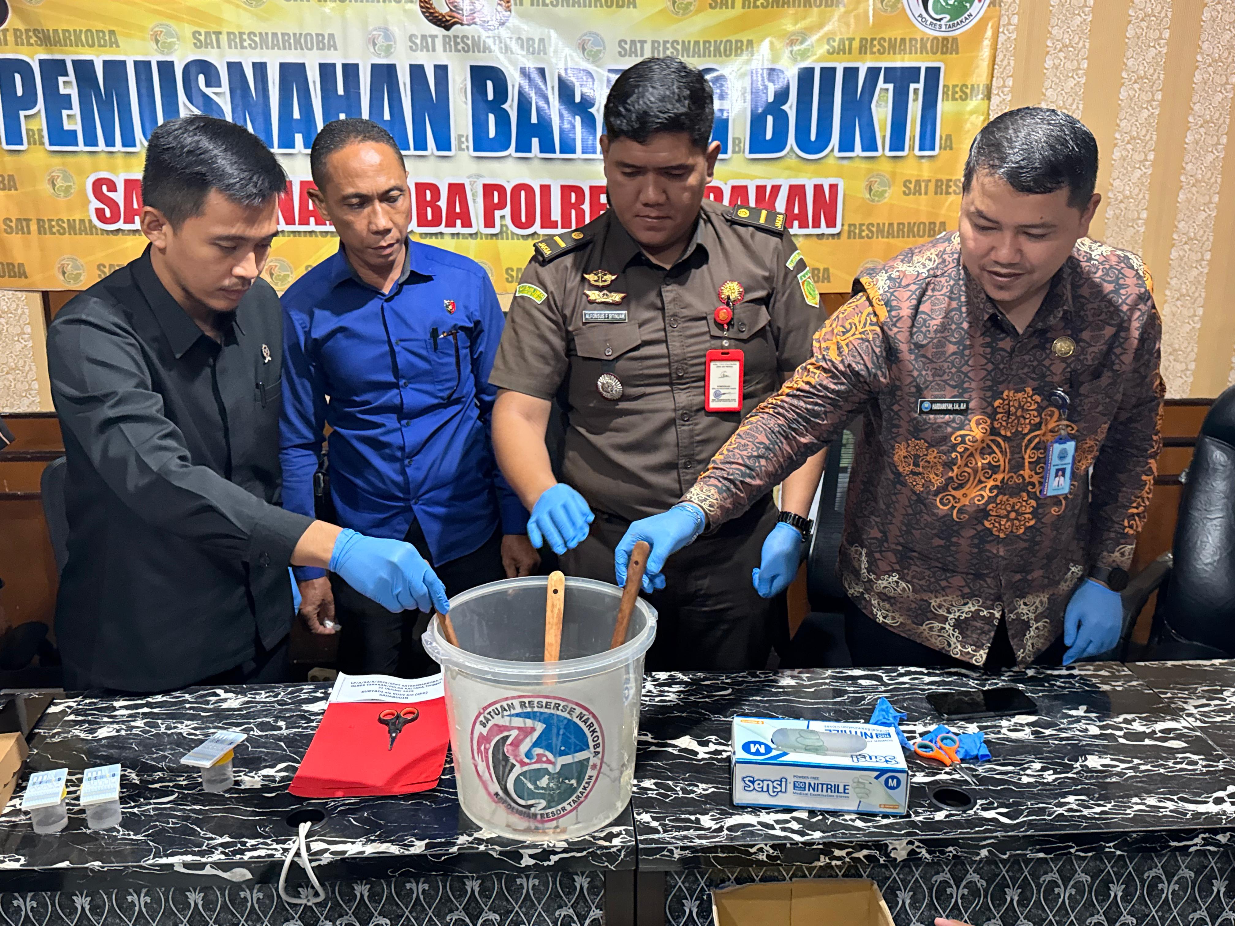 MUSNAHKAN NARKOTIKA: Dua perkara narkoba jenis sabu dimusnahkan dengan dilarutkan ke dalam air, Selasa (25/11). (SEPTIAN ASMADI/HRK)