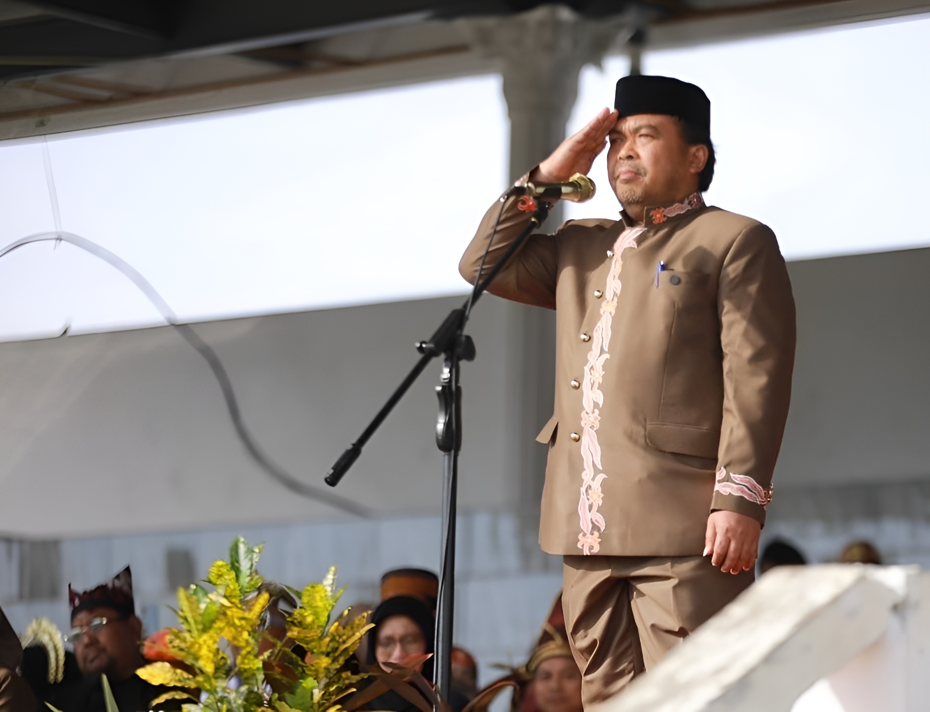 PIMPIN: Wakil Wali Kota Agus Haris memimpin upacara Hari Guru Nasional 2025. (PROKOPIM BONTANG UNTUK BERAU POST)