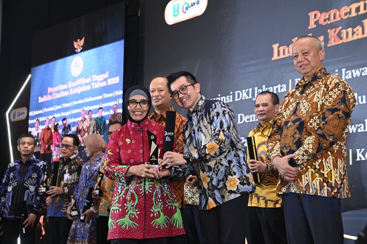 RAIH PENGHARGAAN: Wali Kota Bontang Neni Moerniaeni menerima penghargaan dalam ajang Penganugerahan Indeks Kualitas Kebijakan Award 2025. (PROKOPIM BONTANG UNTUK BERAU POST)