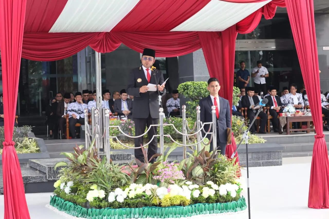 APEL: Gubernur Kaltim Rudy Mas&rsquo;ud memimpin apel peringatan Hari Guru Nasional (HGN) 2025 di Halaman Kantor Gubernur Kaltim, Jalan Gajah Mada, Selasa (25/11). (DISKOMINFO KALTIM UNTUK BERAU POST)