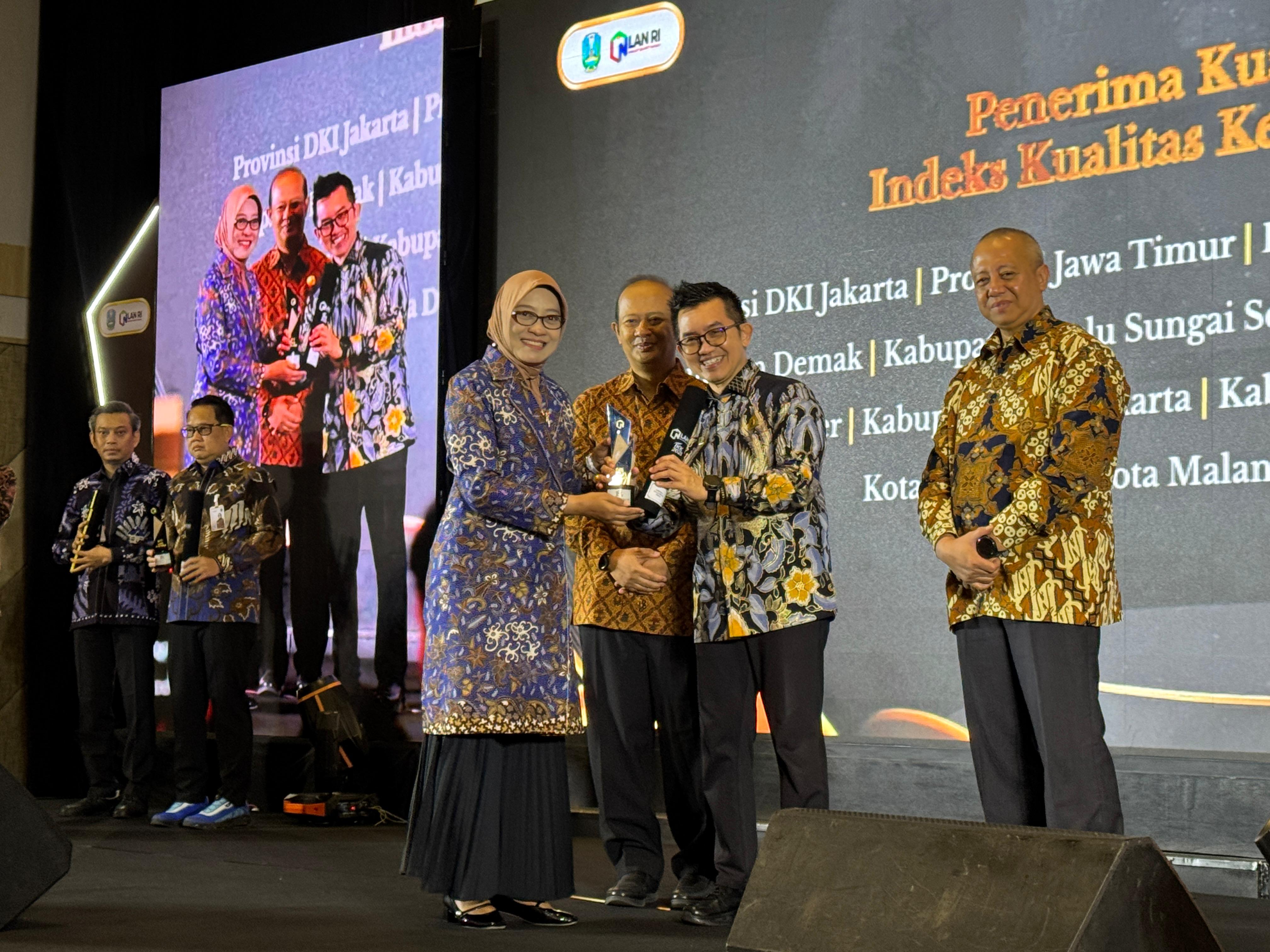 TERIMA PENGHARGAAN: Sekprov Kaltim Sri Wahyuni menerima penghargaan dalam Penganugerahan Indeks Kualitas Award 2025 di Novotel Samator Surabaya, Selasa (25/11). (DISKOMINFO KALTIM UNTUK BP)