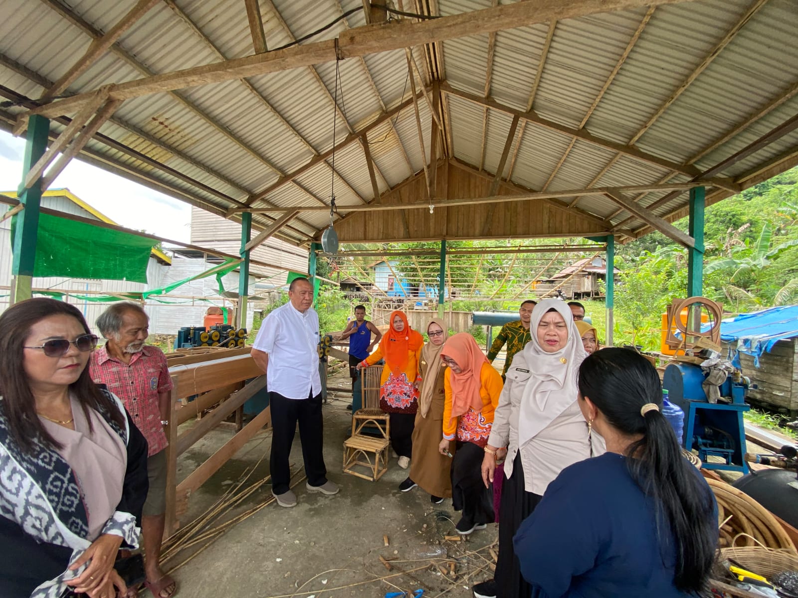 TINGKATKAN KEMAMPUAN: Dekranasda Berau dan Diakoperindag Berau melaksanakan pelatihan kerajinan dengan bahan dasar rotan dan limbah kelapa di Kecamatan Bidukbiduk. (SENO/BP)