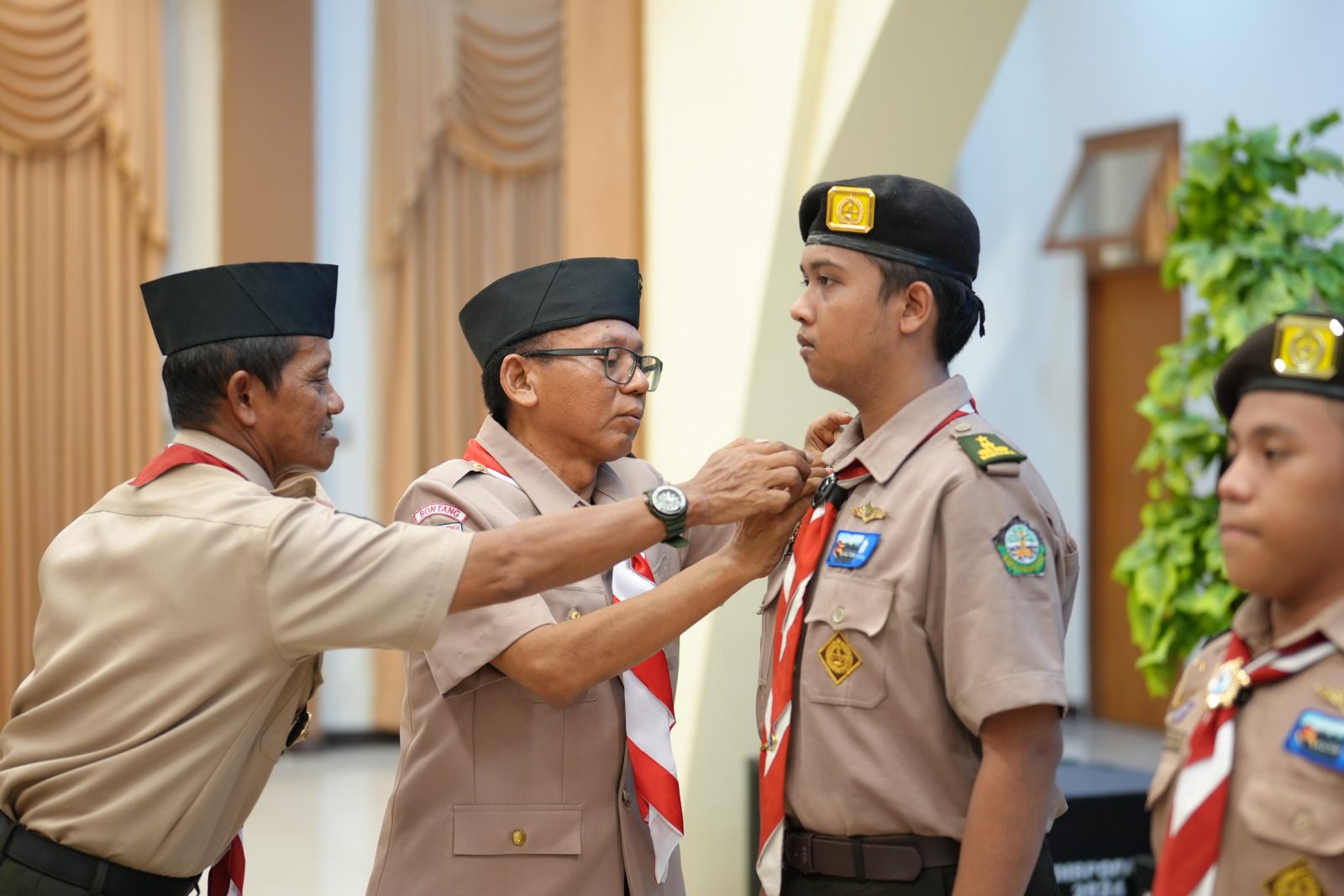 DILEPAS: Asisten Pemerintahan dan Kesejahteraan Rakyat, Pemkot Bontang Dasuki saat melepas kontingen Pramuka Bontang ke Jambora Daerah Kaltim. (PROKOMPIM BONTANG UNTUK BERAU POST)