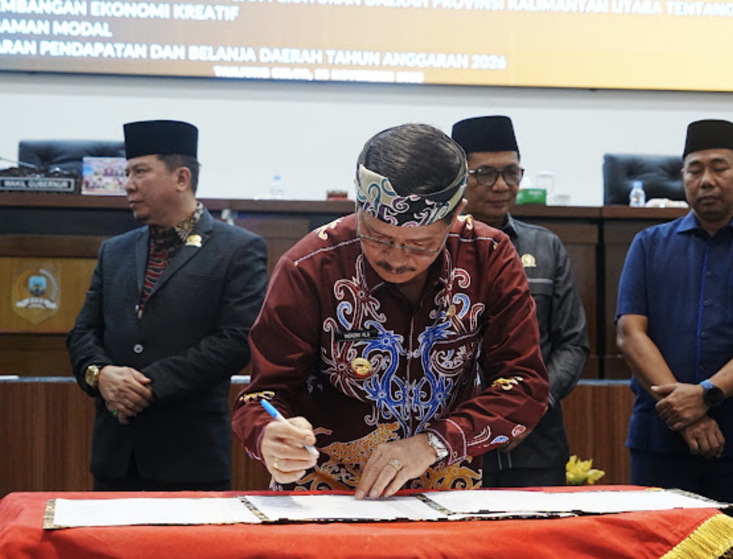 DISEPAKATI: Wagub Kaltara Ingkong Ala menandatangani Raperda tentang APBD Tahun Anggaran 2026. (DKISP KALTARA)