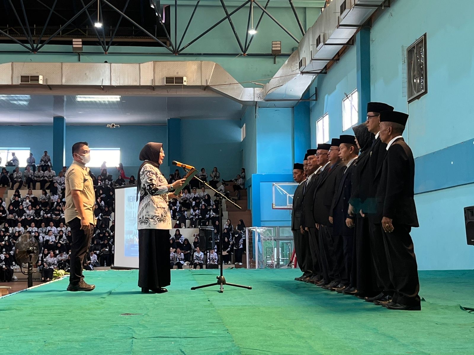 HARI GURU: Peringatan HUT ke-80 PGRI dan Hari Guru Nasional tahun 2025 di Gor Pemuda Tanjung Redeb, Selasa (25/11). (IZZA/BP)