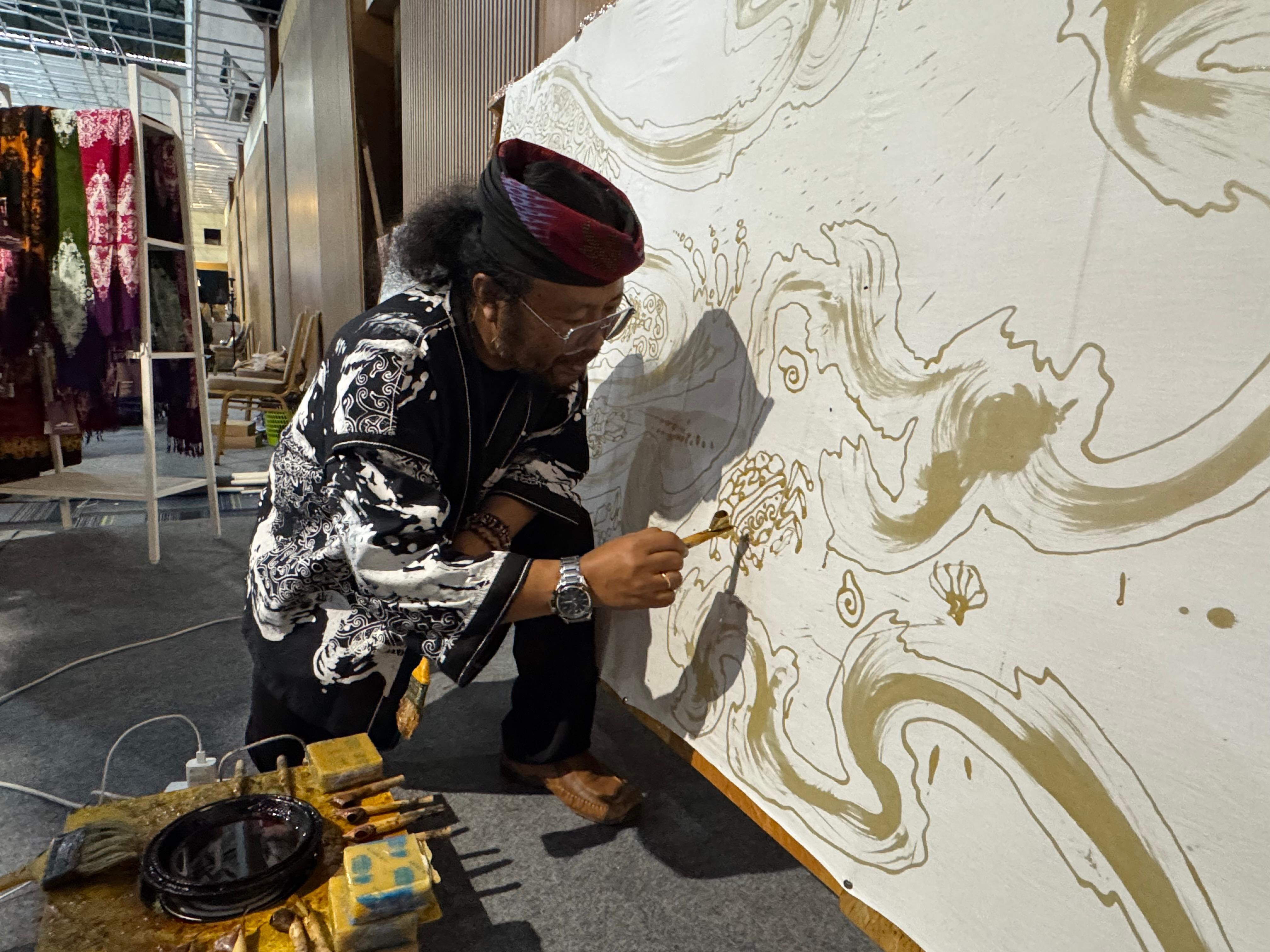 BATIK KALTARA: Pengusaha batik asal Tarakan membuat corak khas Kaltara. (SEPTIAN ASMADI/HRK)