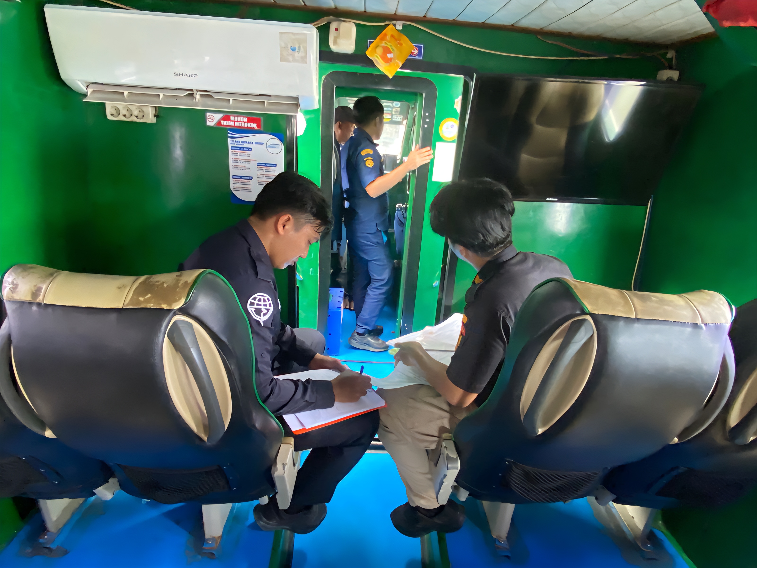 RAMP CHECK: Petugas gabungan lakukan ramp check di Pelabuhan Tengkayu I Tarakan, Kamis (27/11). (SEPTIAN ASMADI/HRK)