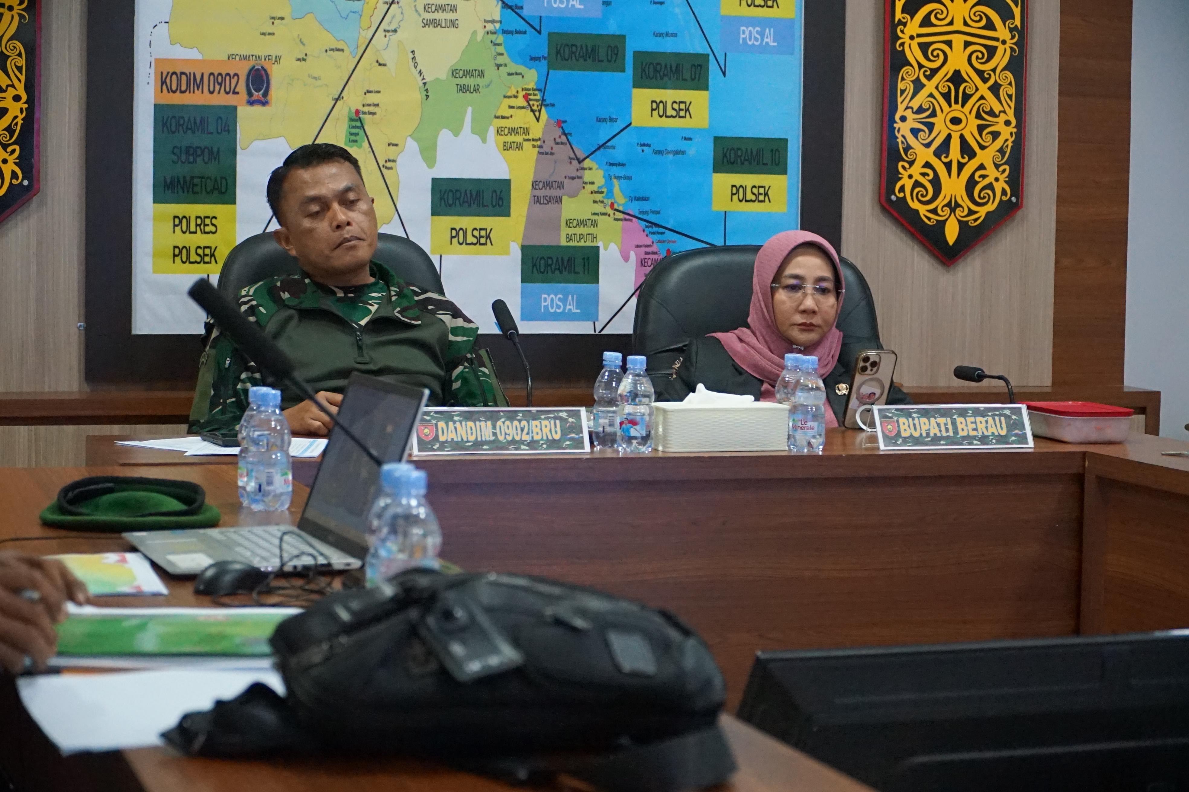 RAKOR EVALUASI: Bupati Berau Sri Juniarsih saat mengikuti rakor evaluasi percepatan pembangunan KDMP secara daring di Makodim 0902 Berau dan diikuti jajaran Kodim 0902/Berau, Selasa (25/11). (IZZA/BP)