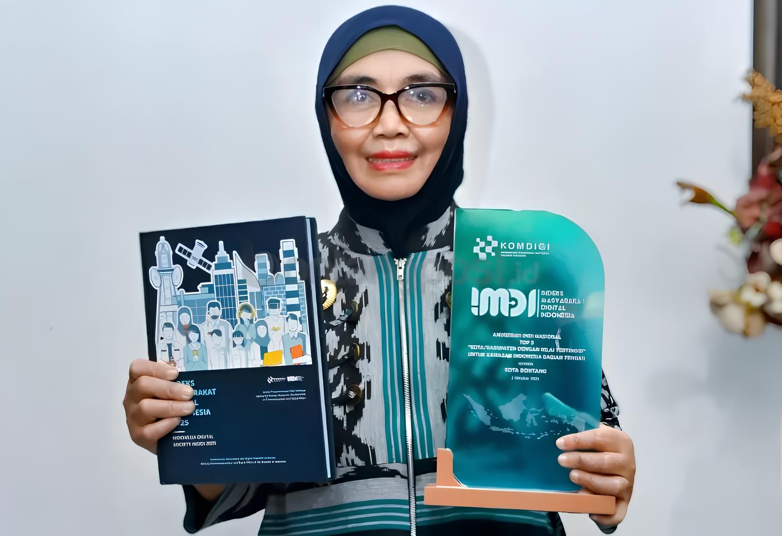 TIGA BESAR: Wali Kota Bontang Neni Moerniaeni menunjukkan penghargaan IMDI yang diraih Pemkot Bontang. (PROMKOPIM BONTANG UNTUK BERAU POST)