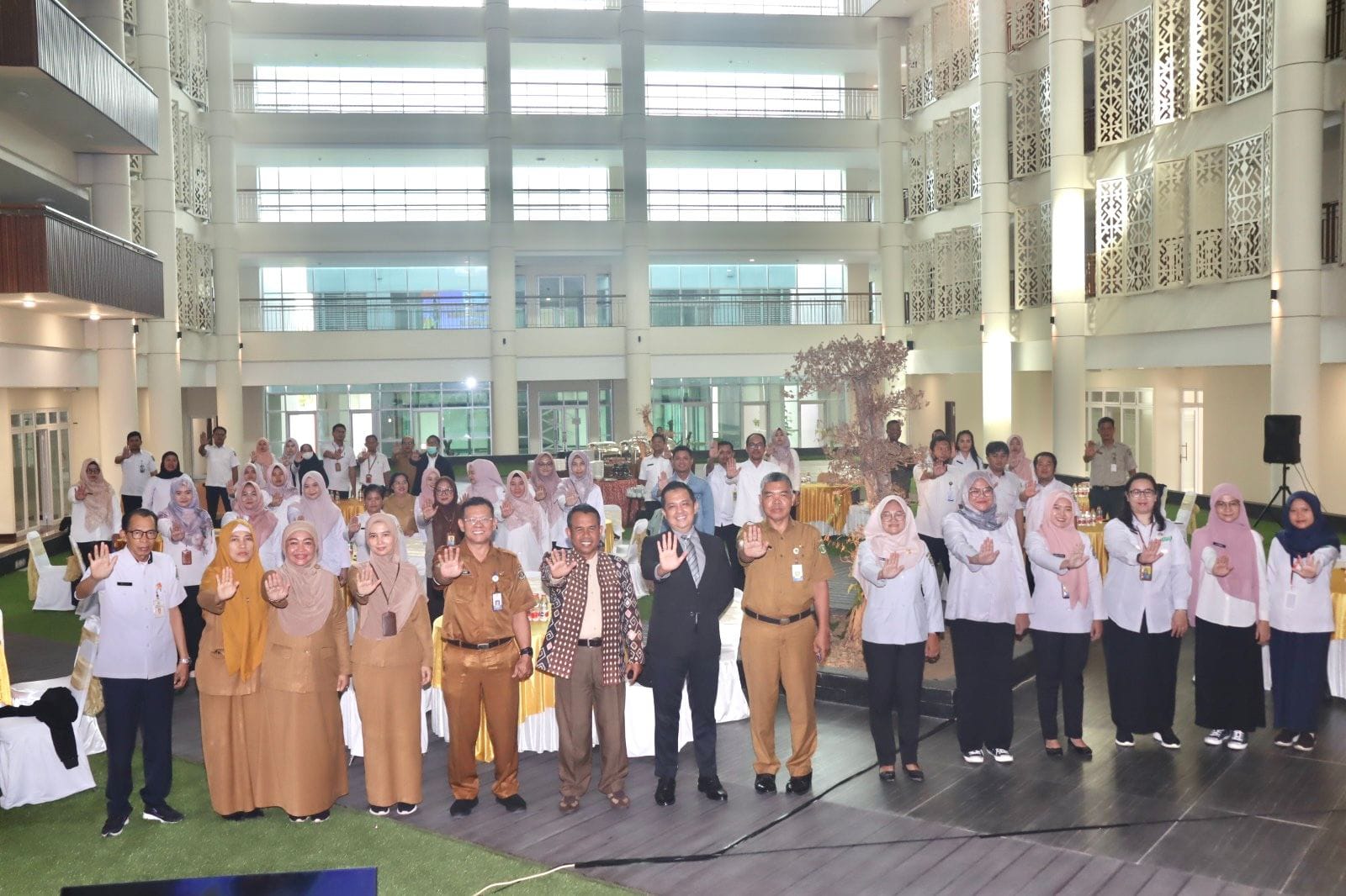 SOSIALISASI: Foto bersama di sela-sela Sosialisasi Perkawinan dan Izin Perceraian ASN yang dilaksanakan BKD Kaltim, Selasa (25/11). (DISKOMINFO KALTIM UNTUK BERAU POST)
