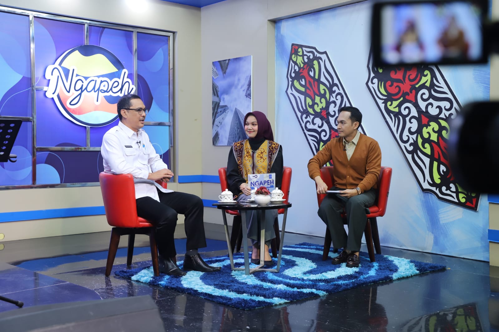 NARASUMBER: Kepala Diskominfo Kaltim Muhammad Faisal (kiri) saat menjadi narasumber Talkshow Ngapeh Live TVRI Kaltim. (DISKOMINFO KALTIM UNTUK BERAU POST)
