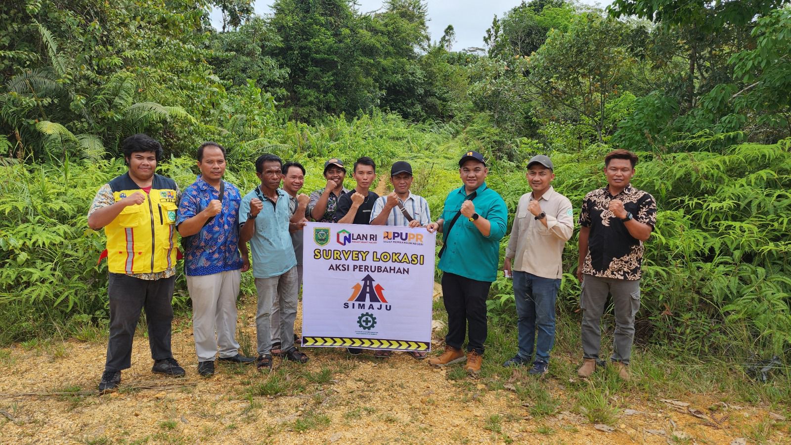 ATASI PERSOALAN: Tim saat melaksanakan peninjauan lapangan pada titik jalan di Kampung Punan Malinau, Segah beberapa waktu lalu. (SENO/BP)