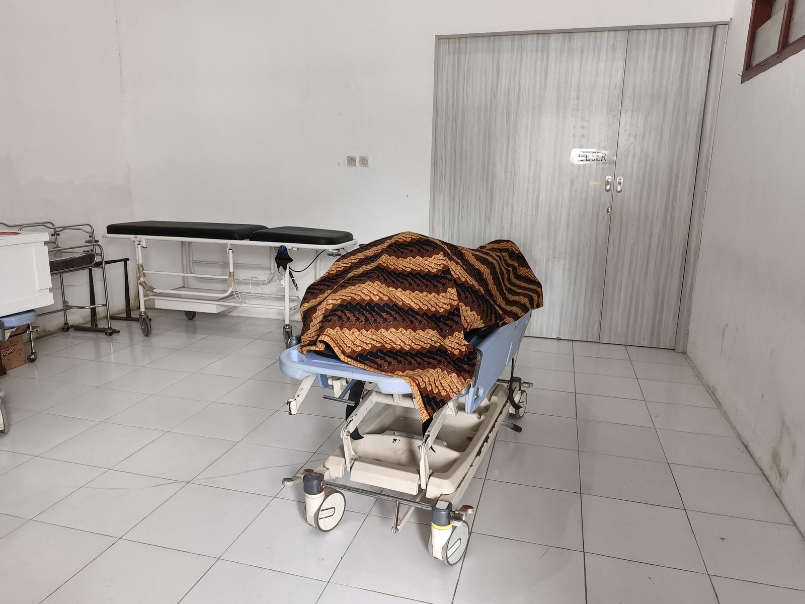 DISEMAYAMKAN: Jenazah A disemayamkan di kamar jenazah RSUD dr Abdul Rivai, untuk dibersihkan dan dibawa ke Samarinda.