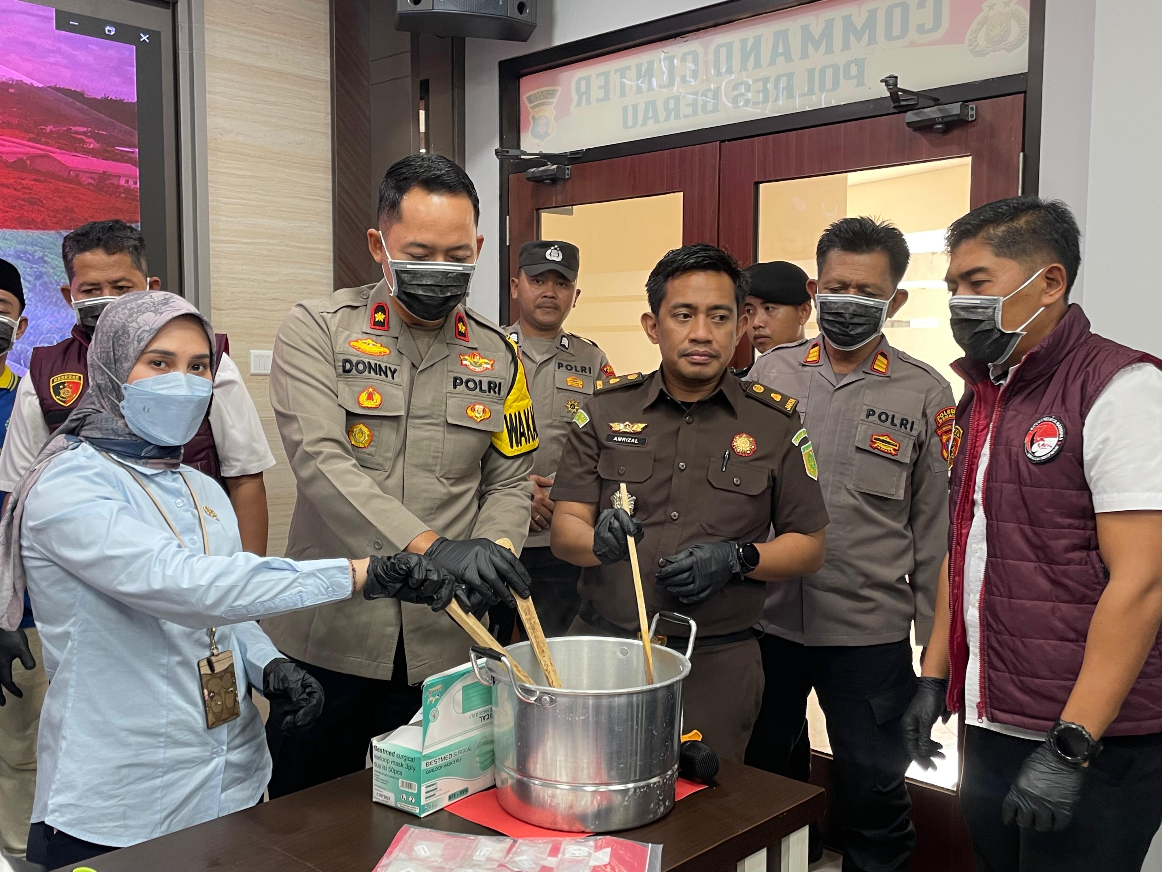 DIMUSNAHKAN: Satresnarkoba Polres Berau saat melakukan pemusnahan sabu. (ARTA KUSUMA YUNANDA/BP)