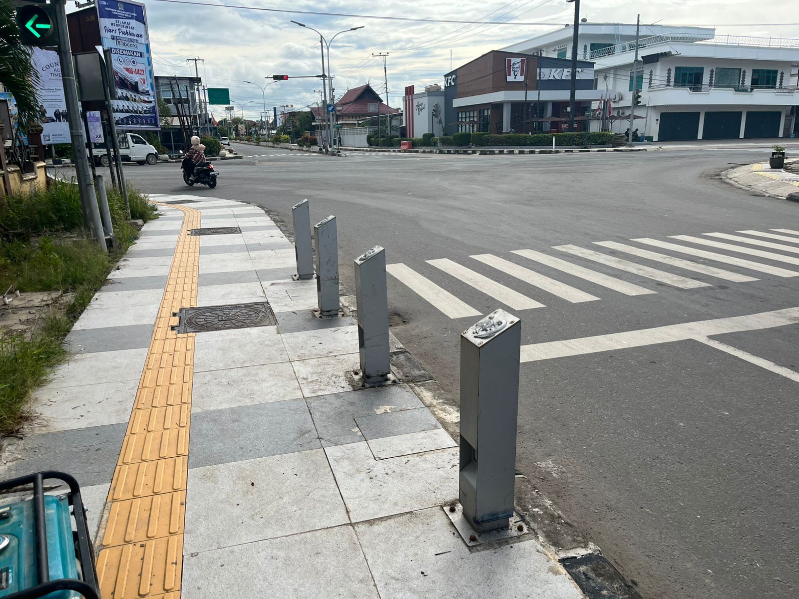 RUSAK: Fasilitas pelengkap di kawasan pedestrian di Jalan Jenderal Sudirman sempat rusak beberapa waktu lalu, diduga karena tertabrak kendaraan. (SENO/BP)