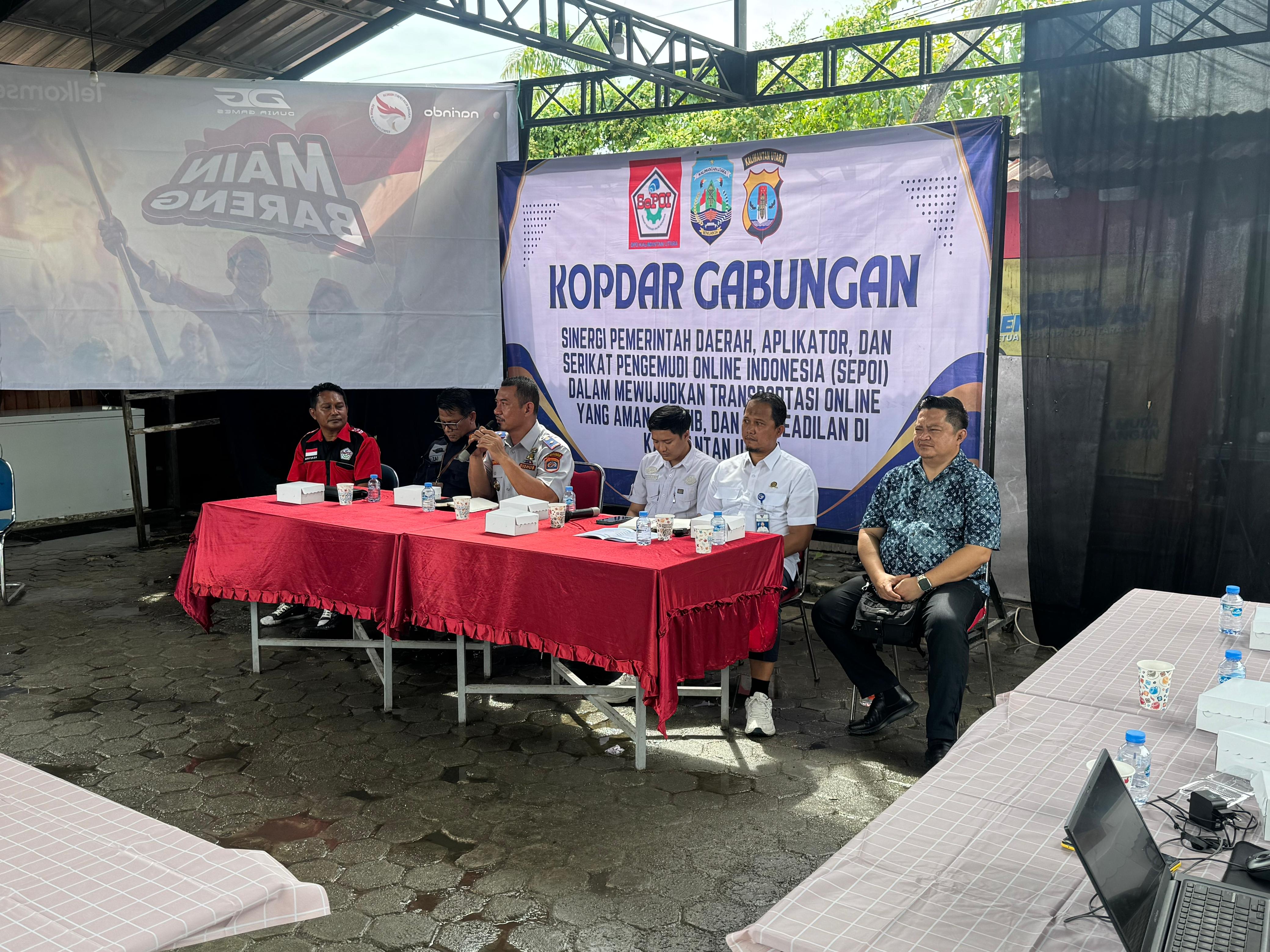 TRANSPORTASI ONLINE: Pihak driver online, aplikator dan pemerintah gelar pertemuan terkait operasional driver online di bandara dan pelabuhan di Tarakan. (HRK)