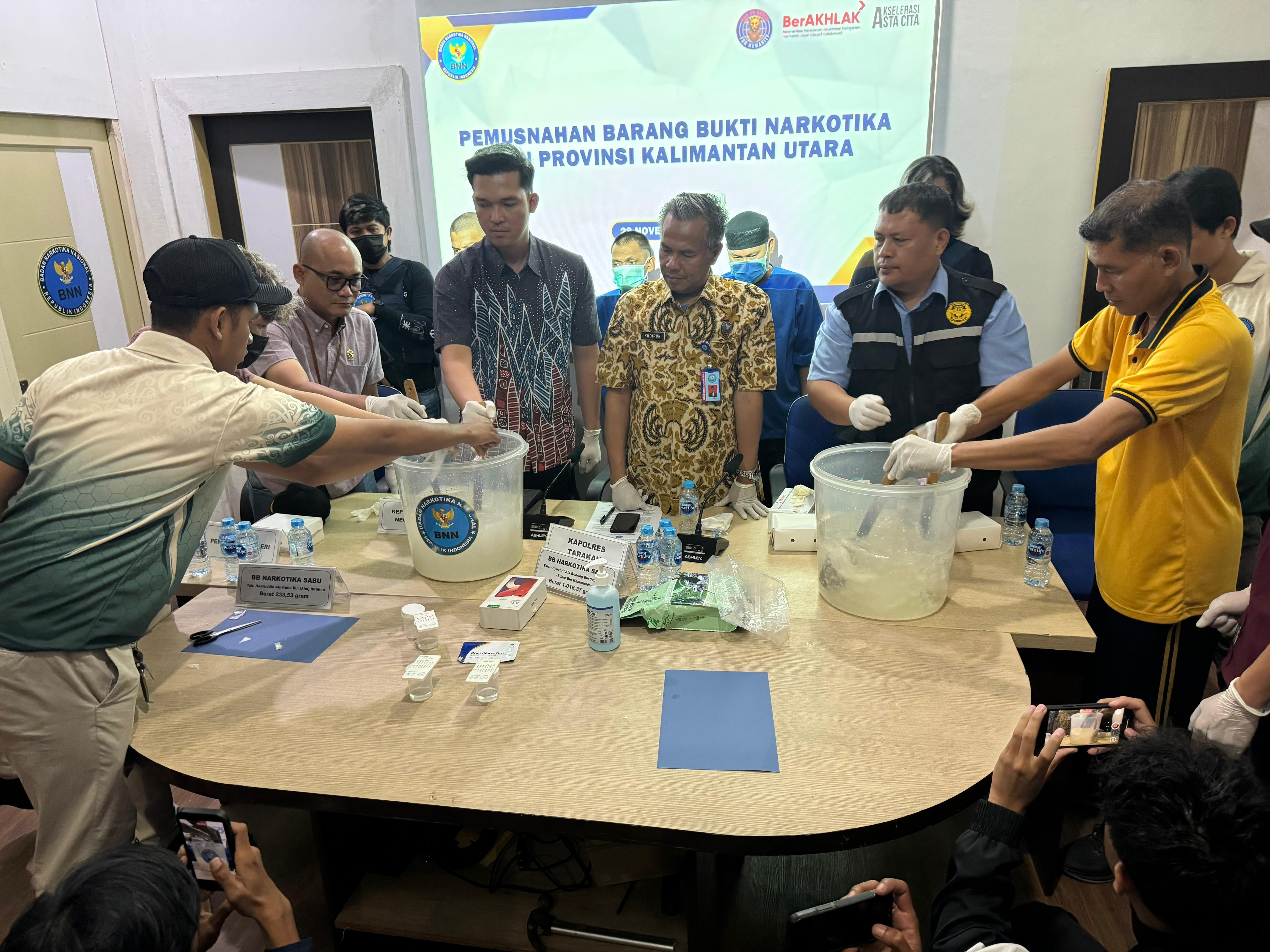 PEMUSNAHAN SABU-SABU: Aparat penegak hukum musnahkan sabu-sabu ke dalam air di kantor BNNP Kaltara, Jumat (28/11). (SEPTIAN ASMADI/HRK)