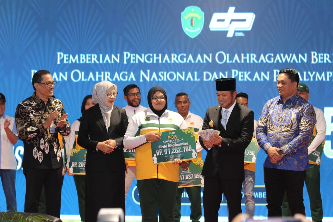 APRESIASI: Gubernur Rudy Mas&rsquo;ud secara simbolis menyerahkan bonus kepada atlet PON XXI Aceh&ndash;Sumut 2024 serta Peparnas XVII Solo 2024. (DISKOMINFO KALTIM UNTUK BERAU POST)