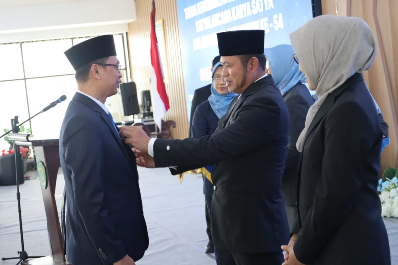 LOYALITAS: Gubernur Rudy Mas&rsquo;ud menyematkan Tanda Kehormatan Satyalancana Karya Satya kepada salah satu ASN Pemprov Kaltim. (DISKOMINFO KALTIM UNTUK BERAU POST)