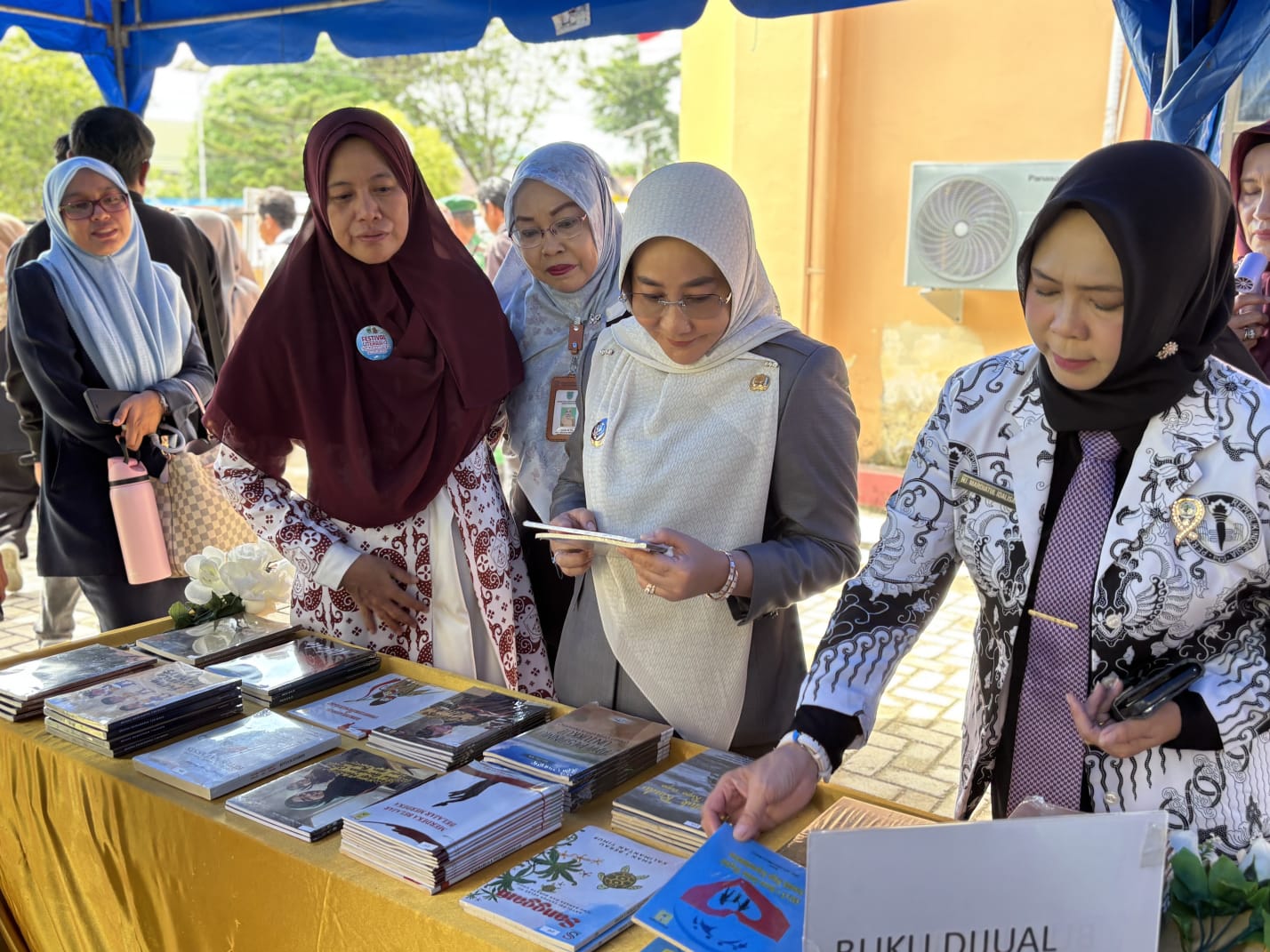 FESTIVAL LITERASI: Kemeriahan festival literasi kedua yang digelar Disdik Berau dan diikuti berbagai perpustakaan sekolah di halaman kantor Disdik Berau. (IZZA/BP)