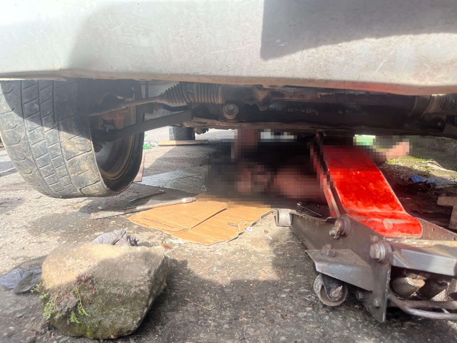 DIEVAKUASI: Korban ADR (23) yang ditemukan meninggal dunia dan langsung dievakuasi oleh masyarakat dan pihak kepolisian kemarin. (KAPOLSEK TANJUNG REDEB UNTUK BERAU POST)