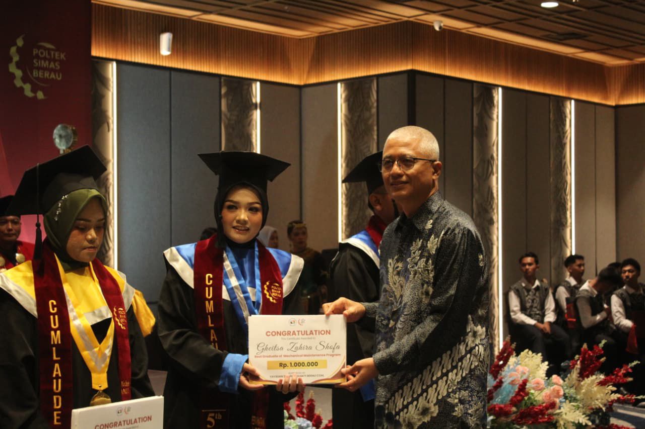 WISUDAWAN BERPRESTASI: Salah satu wisudawan berprestasi, ananda Gheitsa Zahira Shofa saat menerima penghargaan dan dukungan seusai proses wisudah dilaksanakan.