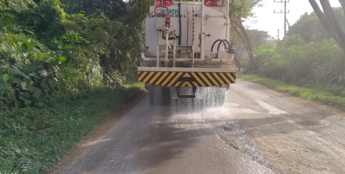 PERBAIKI JALAN: Kondisi akses jalan di Kampung Gurimbang mendapat perhatian dari PT Berau Coal, berupa empat kali bantuan penambalan jalan sejak awal 2025. (PT BERAU COAL UNTUK BERAU POST)