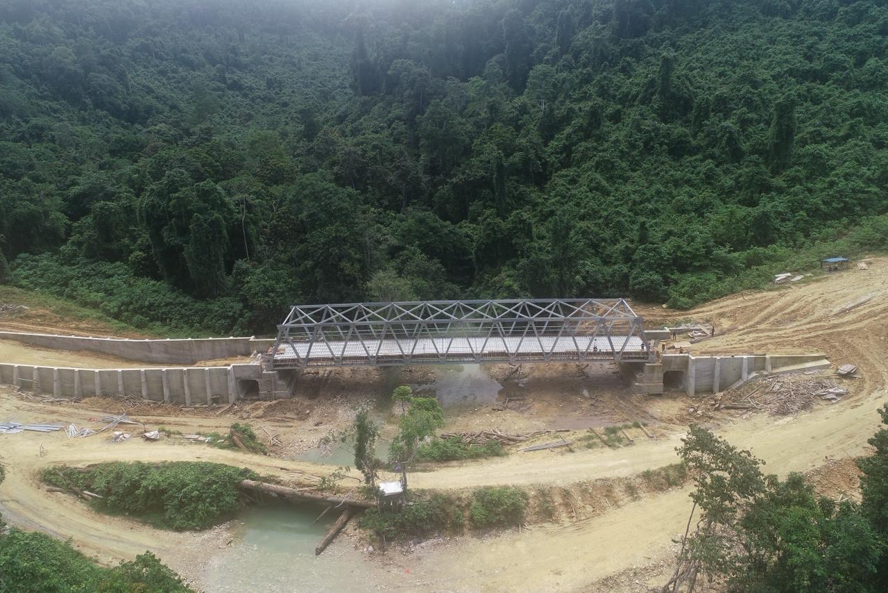 SEGERA RAMPUNG: Pembangunan Jembatan Sei Bataan di Kampung Teluk Sumbang, Bidukbiduk segera selesai. Tim pengerjaan optimistis pekerjaan bisa tuntas akhir tahun ini. (SENO/BP)