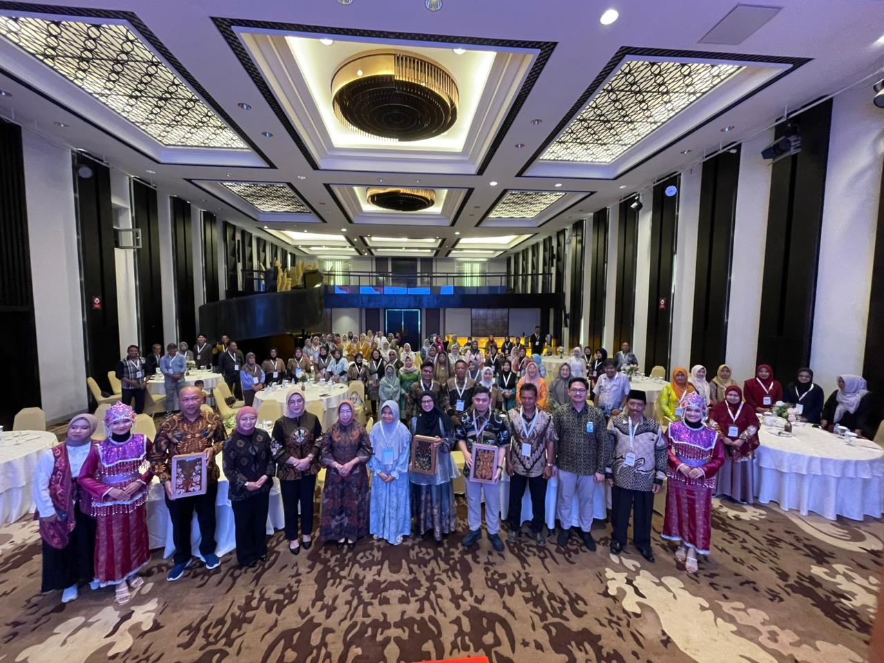 DIIKUTI ANTUSIAS: Puluhan peserta yang terdiri dari orang tua hingga guru, mengikuti pemaparan yang disampaikan Ketua Komisi X DPR RI, Hetifah Sjaifudian. (SENO/BP)