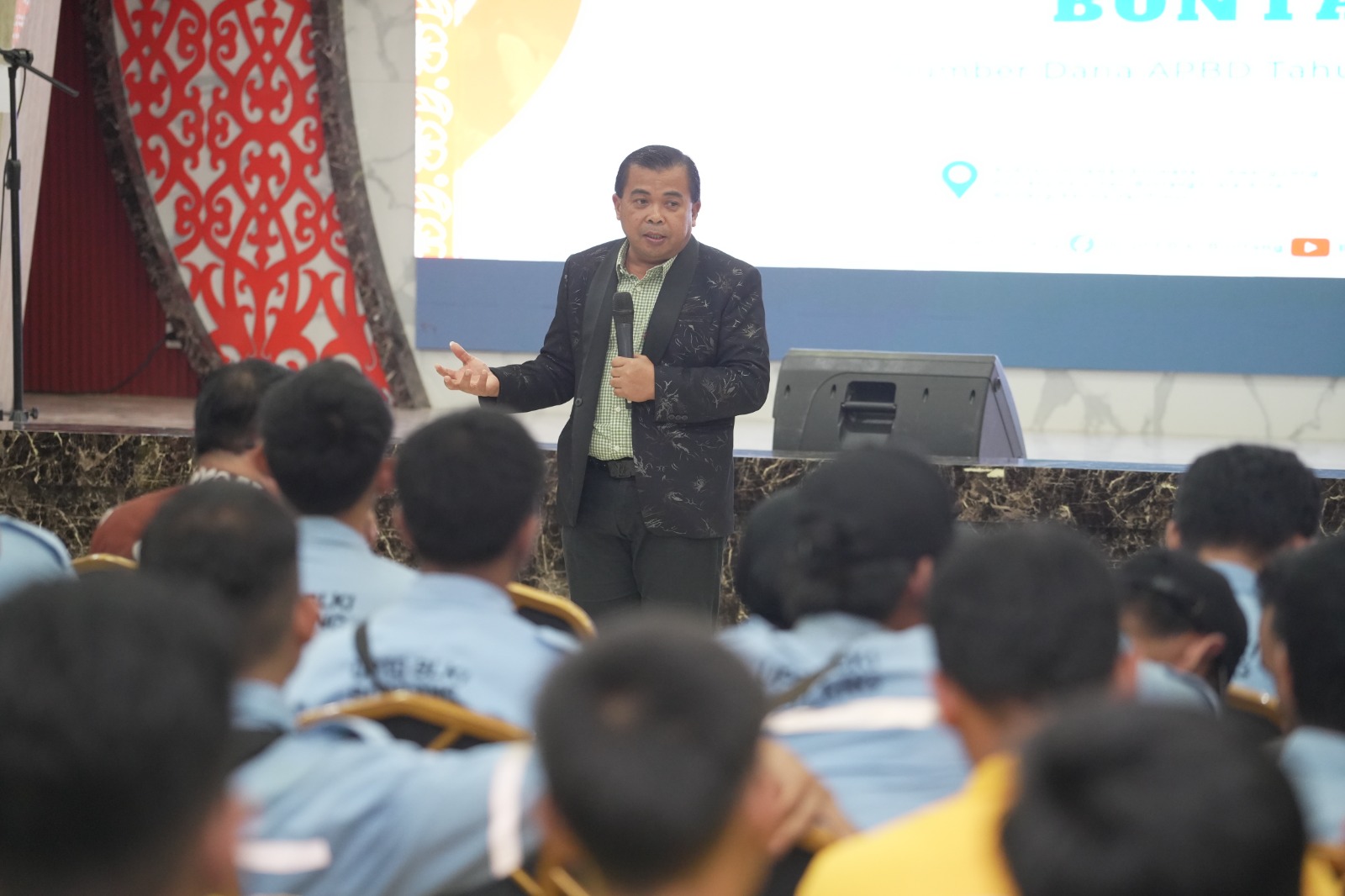 PROGRAM PELATIHAN: Wakil Wali Kota Bontang Agus Haris saat menghadiri Tracer Studi di Gedung Auditorium 3D, Bontang Utara, Kamis (27/11). (KMF-HENDRA UNTUK BERAU POST)