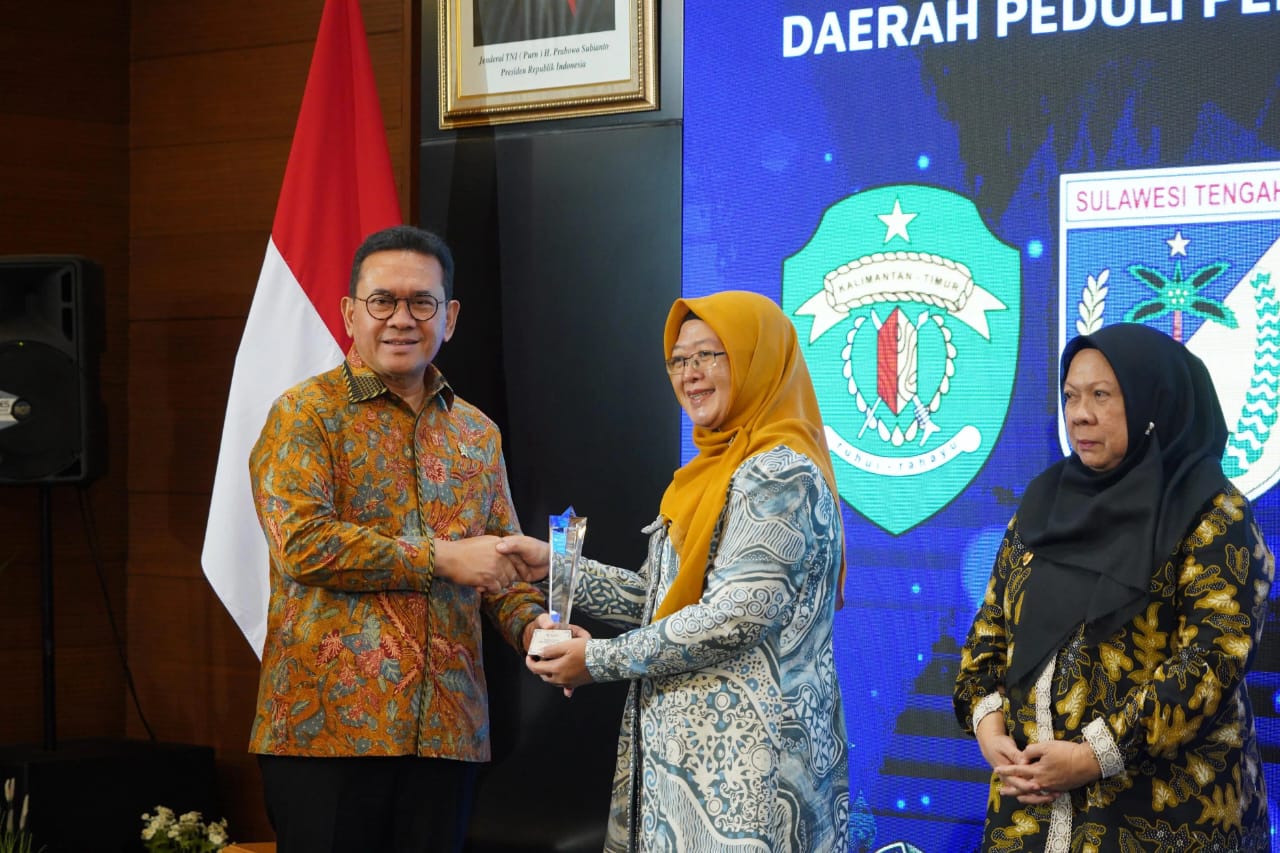 TERIMA PENGHARGAAN: Kepala Dinas PPKUKM Provinsi Kalimantan Timur Heni Purwaningsih saat menerima penghargaan yang menetapkan Kaltim sebagai DPPK Tahun 2025. (DISKOMINFO KALTIM UNTUK BERAU POST)