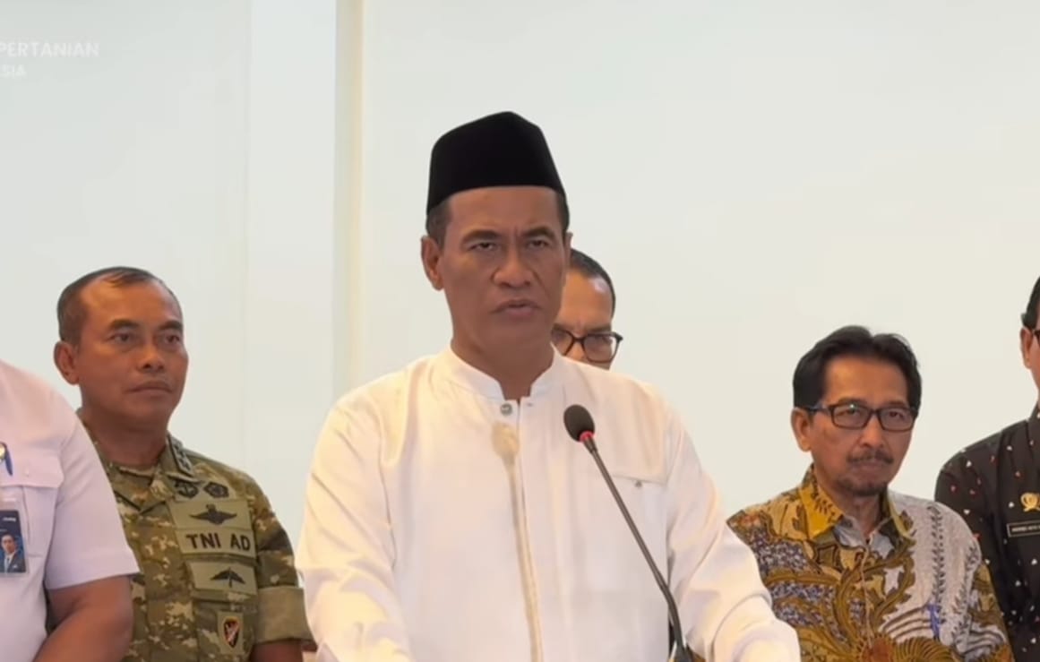 Mentan Amran Sulaiman pastikan cadangan beras di wilayah terdampak bencana Sumatera aman. (Tangkapan layar YouTube Kementerian Pertanian)