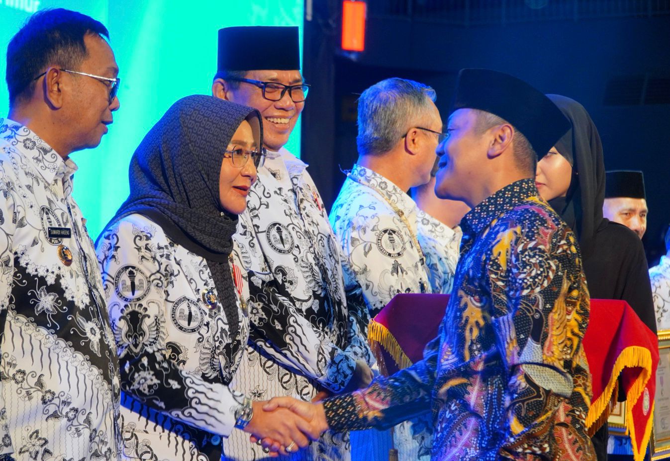 PENGHARGAAN: Bupati Berau Sri Juniarsih menerima penghargaan Dwija Praja Nugraha pada puncak peringatan HUT ke-80 PGRI di Jakarta, Sabtu (29/11). (PROKOPIM BERAU UNTUK BERAU POST)