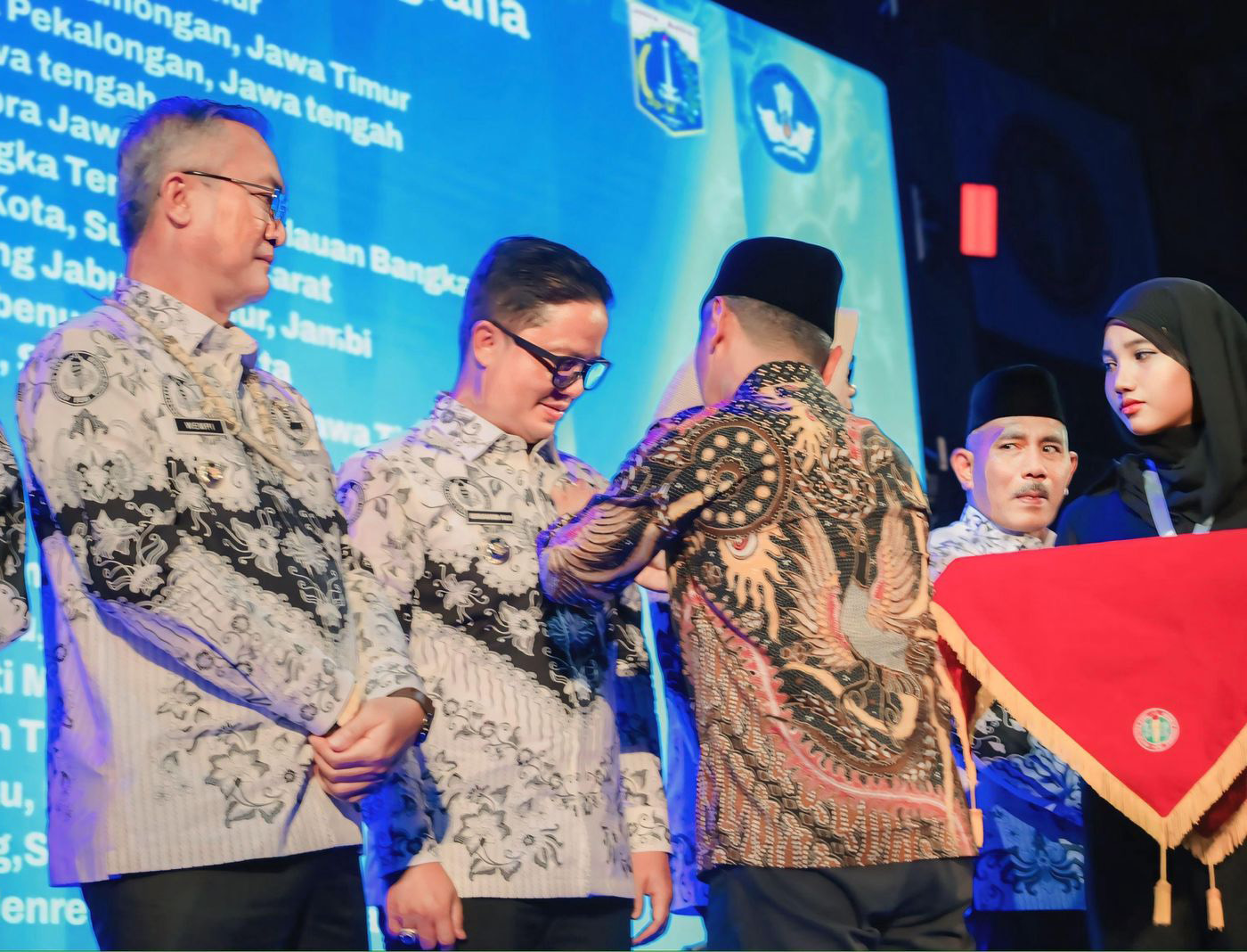 PENGHARGAAN: Bupati KTT Ibrahim Ali menerima Anugerah Dwija Praja Nugraha. (PEMKAB TANA TIDUNG UNTUK HRK)