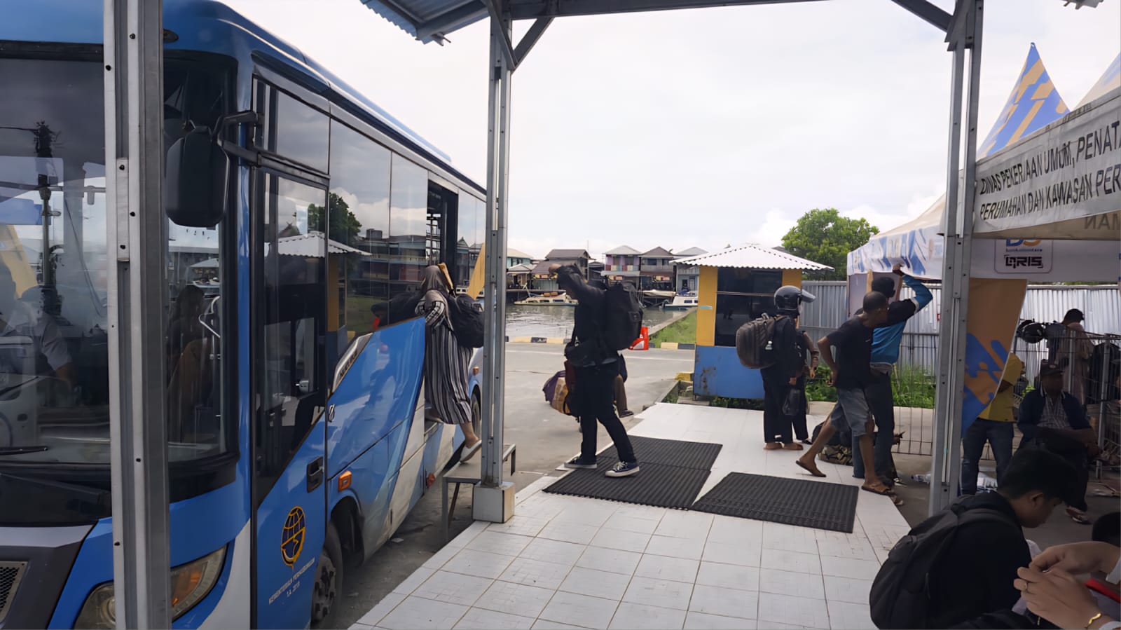 DROP ZONE: Area menaikan dan menurunkan penumpang kerap dikeluhkan karena terlalu jauh dengan dermaga. (SEPTIAN ASMADI/HRK)