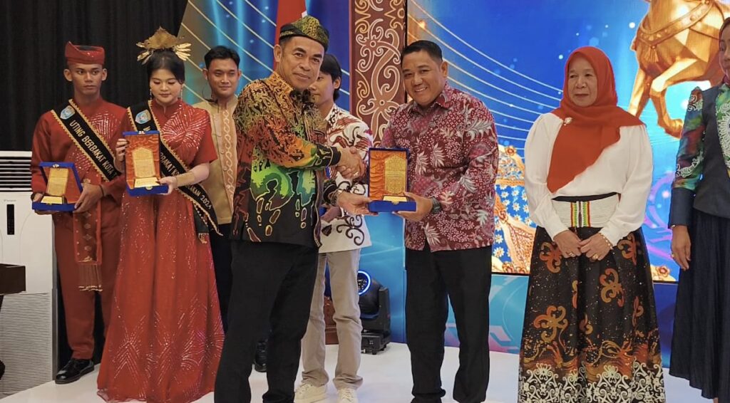 PTBI: Pj Sekprov Kaltara Bustan serahkan peraih penghargaan dalam Pertemuan Tahunan Bank Indonesia 2025. (SEPTIAN ASMADI/HRK)