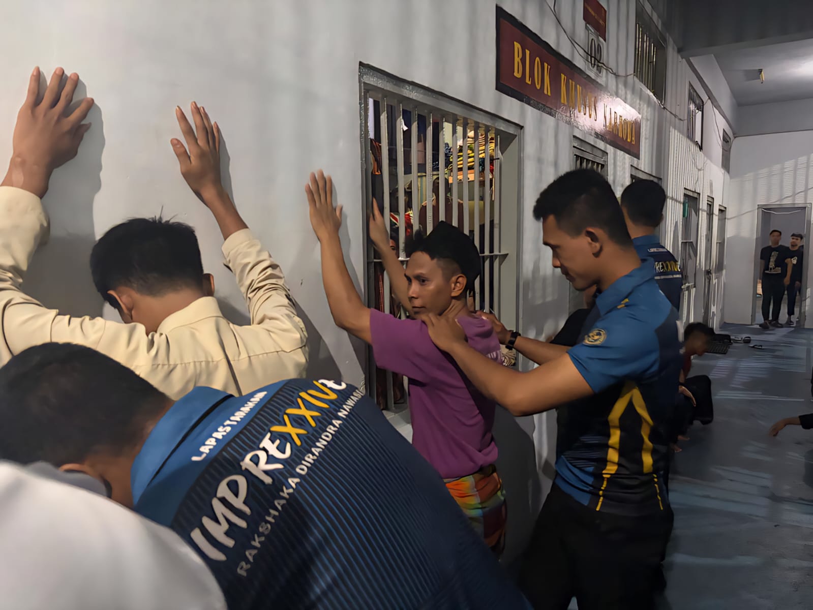 RAZIA LAPAS: Petugas Lapas Kelas II A Tarakan memeriksa kamar hunian warga binaan, Sabtu (29/11) malam. (SEPTIAN ASMADI/HRK)