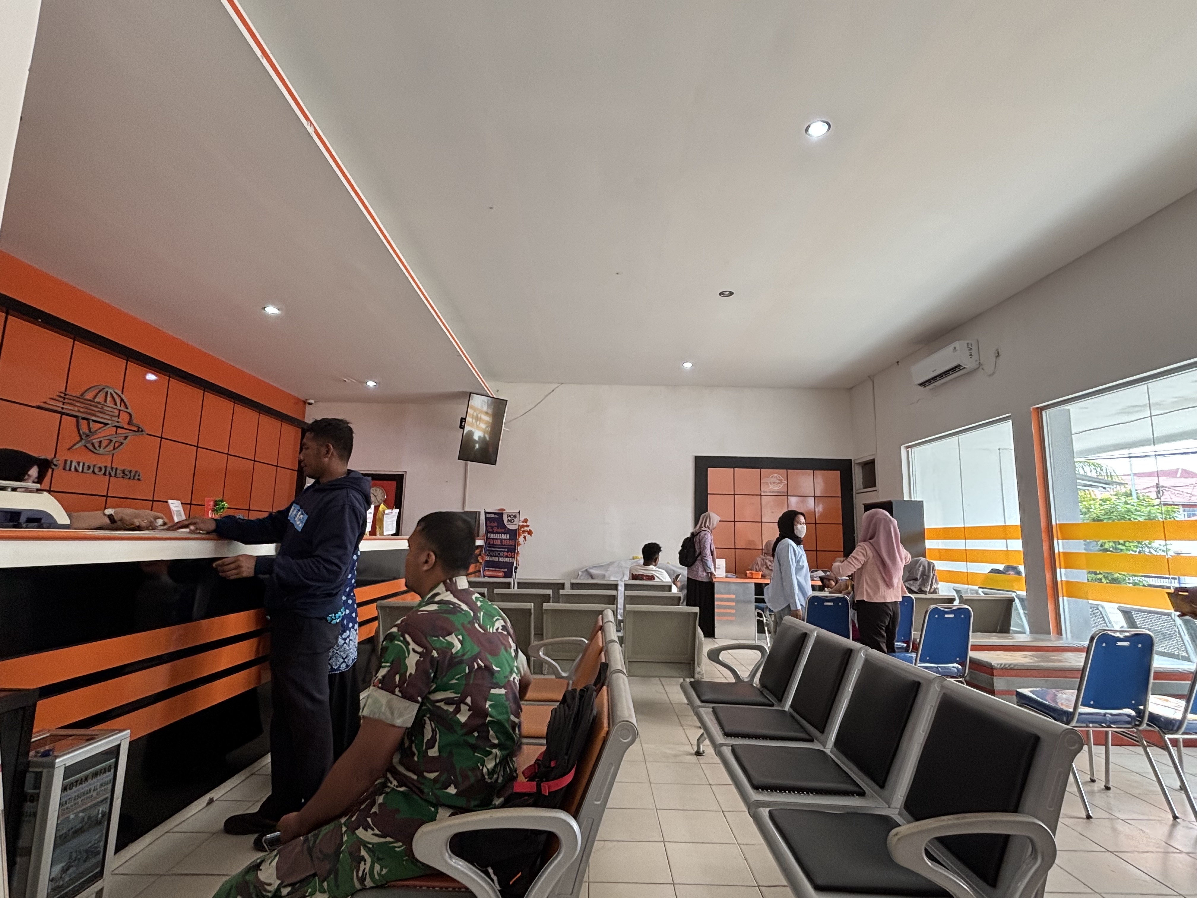 ILUSTRASI: Kantor Pos Tanjung Redeb menyalurkan BLTS Kesra, program dari Kemensos untuk menekan inflasi pada akhir tahun. (IZZA/BP)