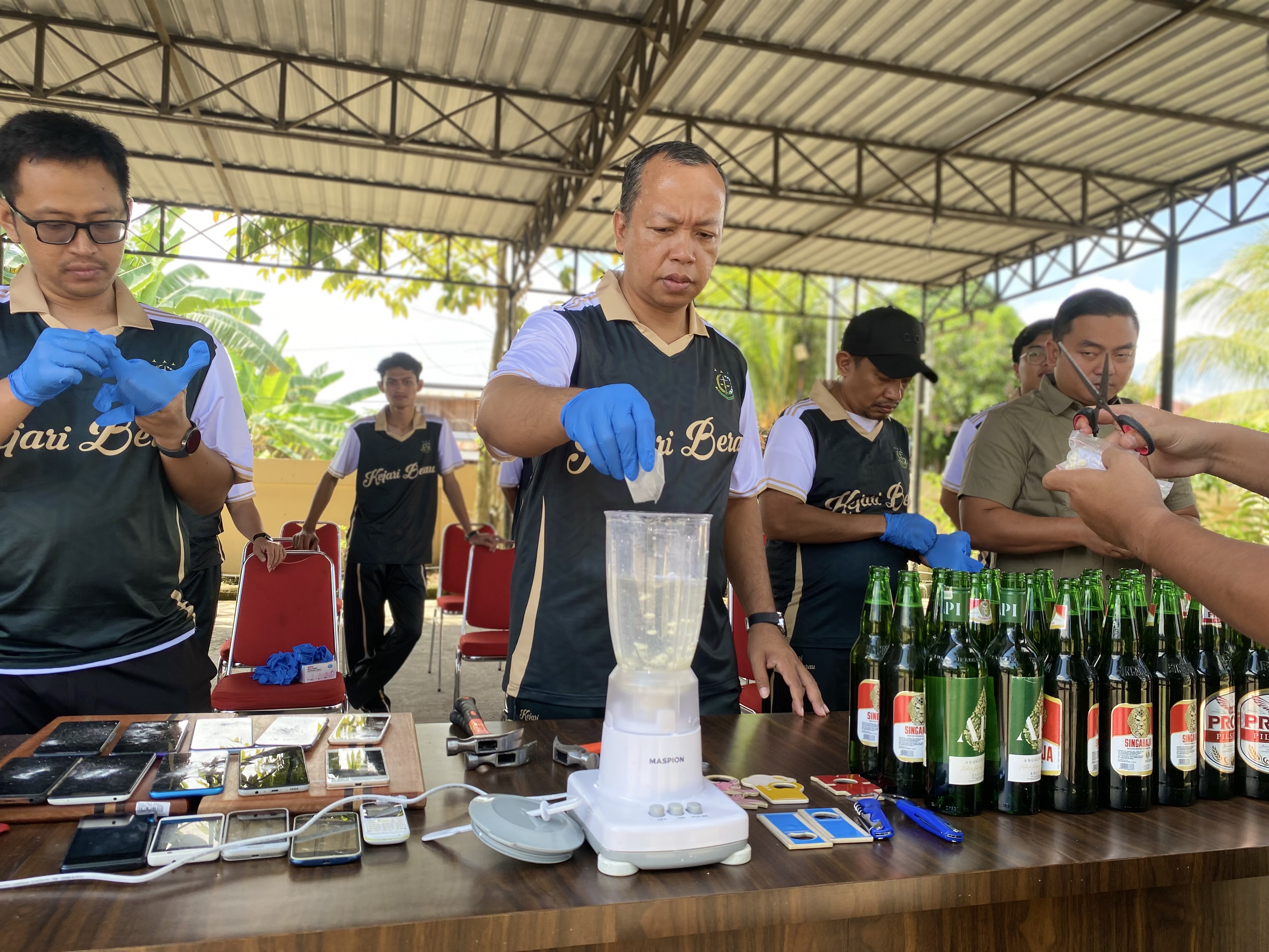 DIMUSNAHKAN: Kejaksaan Negeri Berau memusnahkan barang bukti periode Juli hingga November 2025 mencakup 89 perkara dari berbagai jenis tindak pidana yang telah dinyatakan inkrah. (SENO/BP)