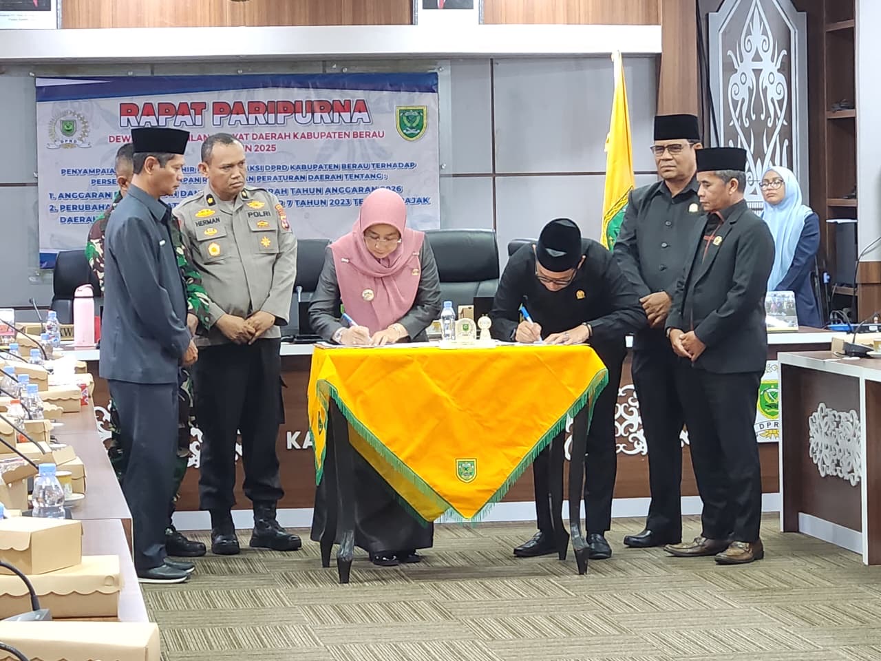 DISAHKAN: DPRD dan Pemkab Berau menyepakati penetapan Raperda APBD 2026 dan Raperda Perubahan Perda 7/2023 tentang Pajak Daerah dan Retribusi menjadi Perda, kemarin malam. (ARTA KUSUMA YUNANDA/BP)