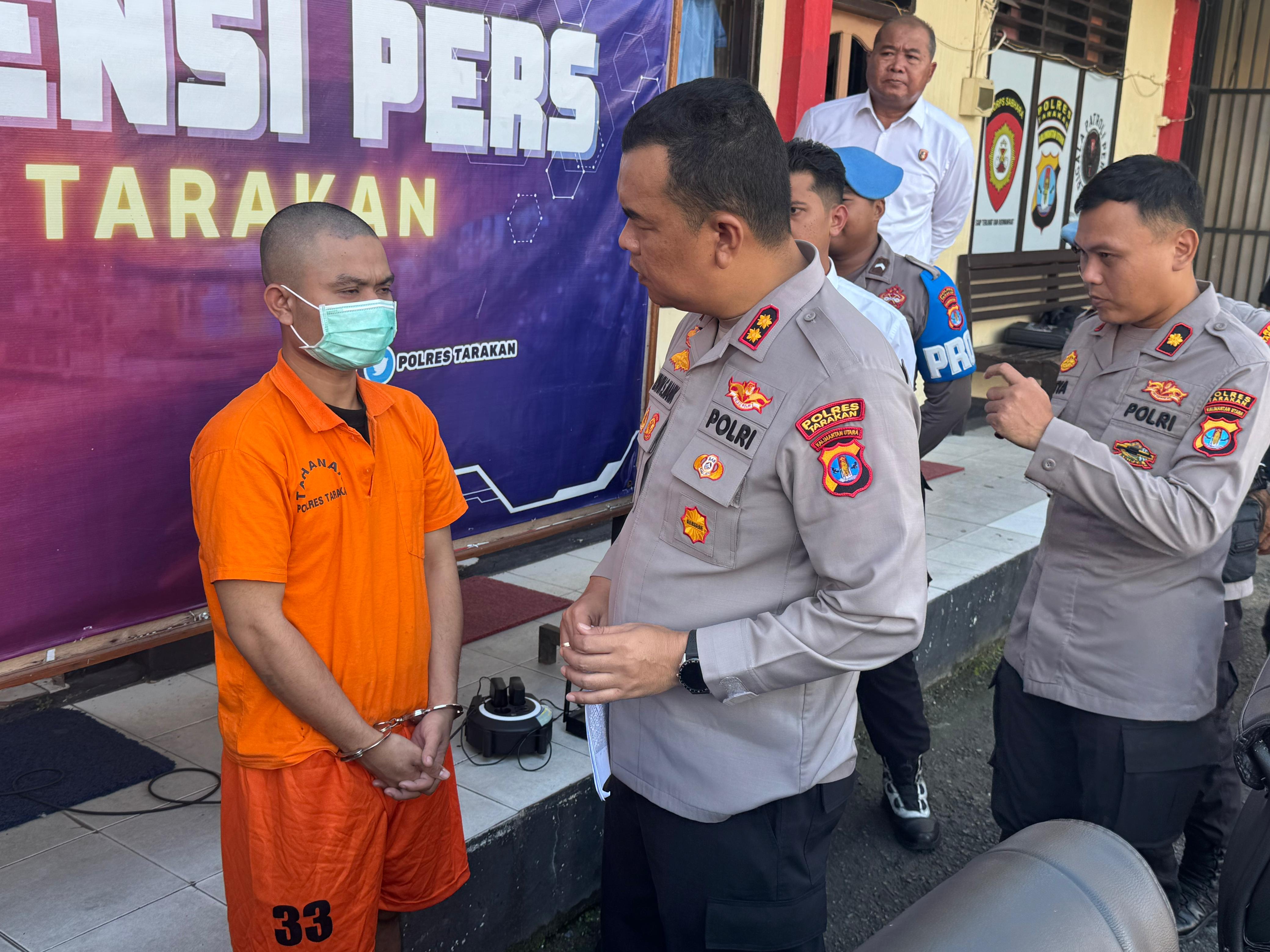 DITAHAN POLISI: Tersangka AS saat diinterogasi Kapolres Tarakan AKBP Erwin Sahputra Manik, Senin (1/12). (SEPTIAN ASMADI/HRK)