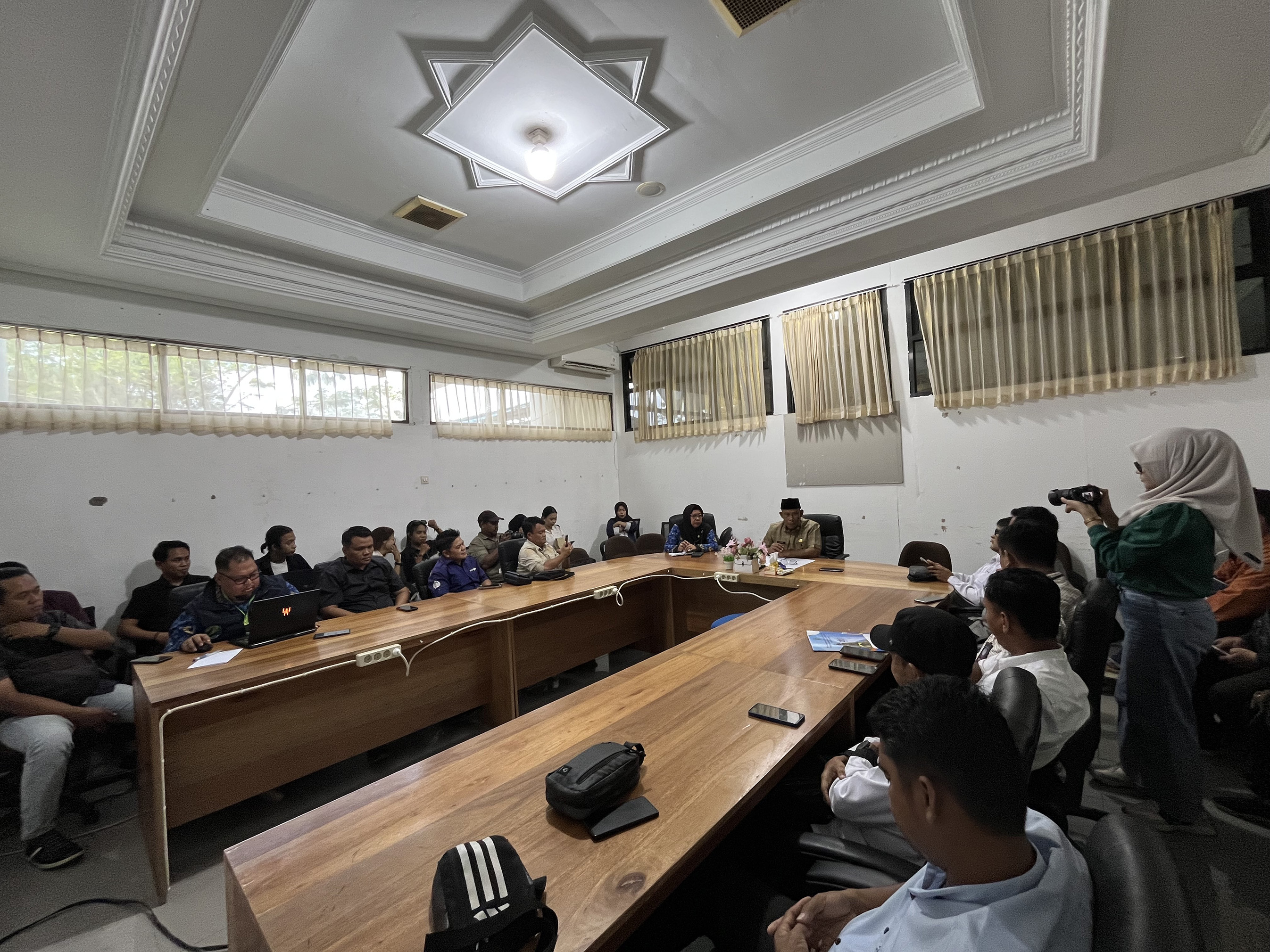 DISKUSI: Bupati Bulungan Syarwani (berpeci) silaturahmi bersama sejumlah awak media, Senin (1/12). (FAISAL/HRK)