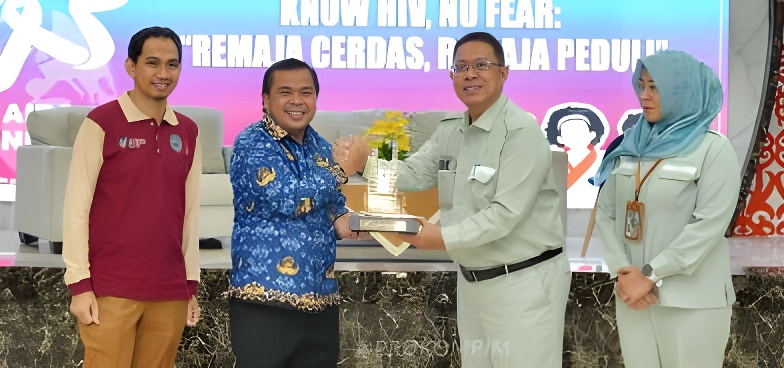 EDUKASI: Wakil Wali Kota Bontang Agus Haris membuka Talkshow Hari AIDS Sedunia 2025 di Auditorium 3 Dimensi, Jalan Awang Long, Bontang pada Senin pagi (1/12). (PROMKOPIM BONTANG UNTUK BERAU POST)