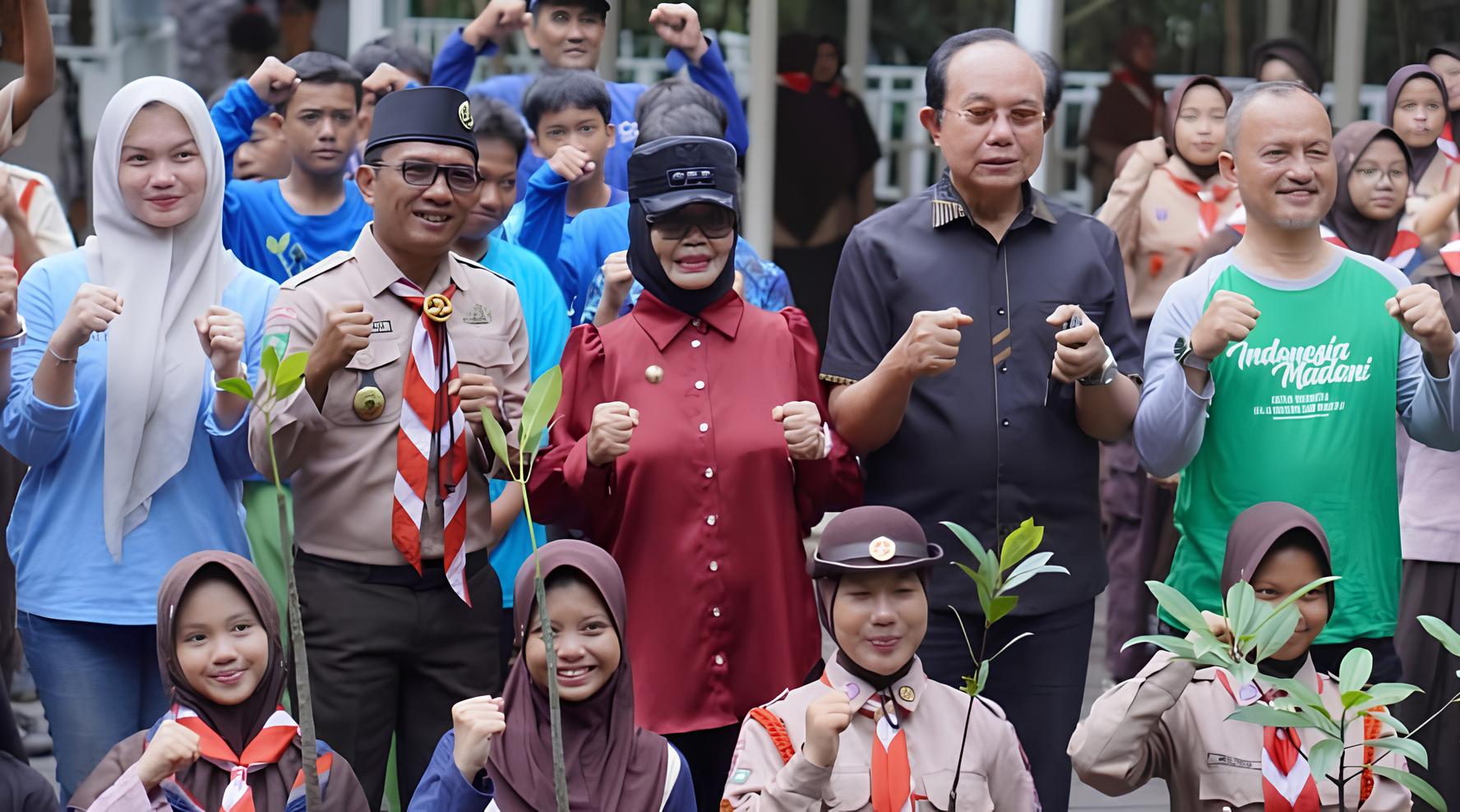 Wali Kota Bontang Neni Moerniaeni saat menghadiri GESIT di SMA IT Daarul Hikmah Bontang di kawasan Mangrove Berbas Pantai, Kecamatan Bontang Selatan, pada Minggu (30/11). (PROMKOPIM BONTANG UNTUK BP)